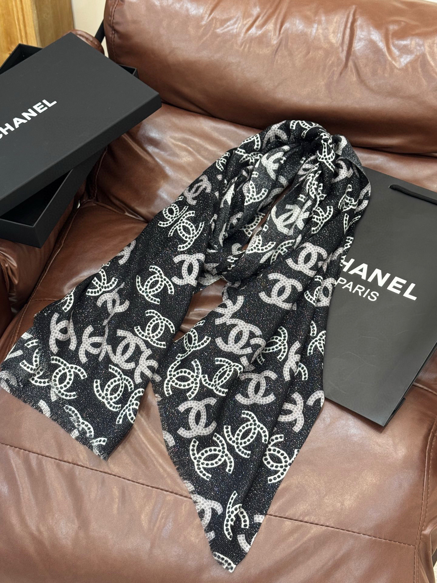 上新🌟 会发光发亮的围巾 💄💋新款客供银线💖羊绒面料长巾 😘美翻了[流泪]【银线双C图案】御用殿堂级极‼