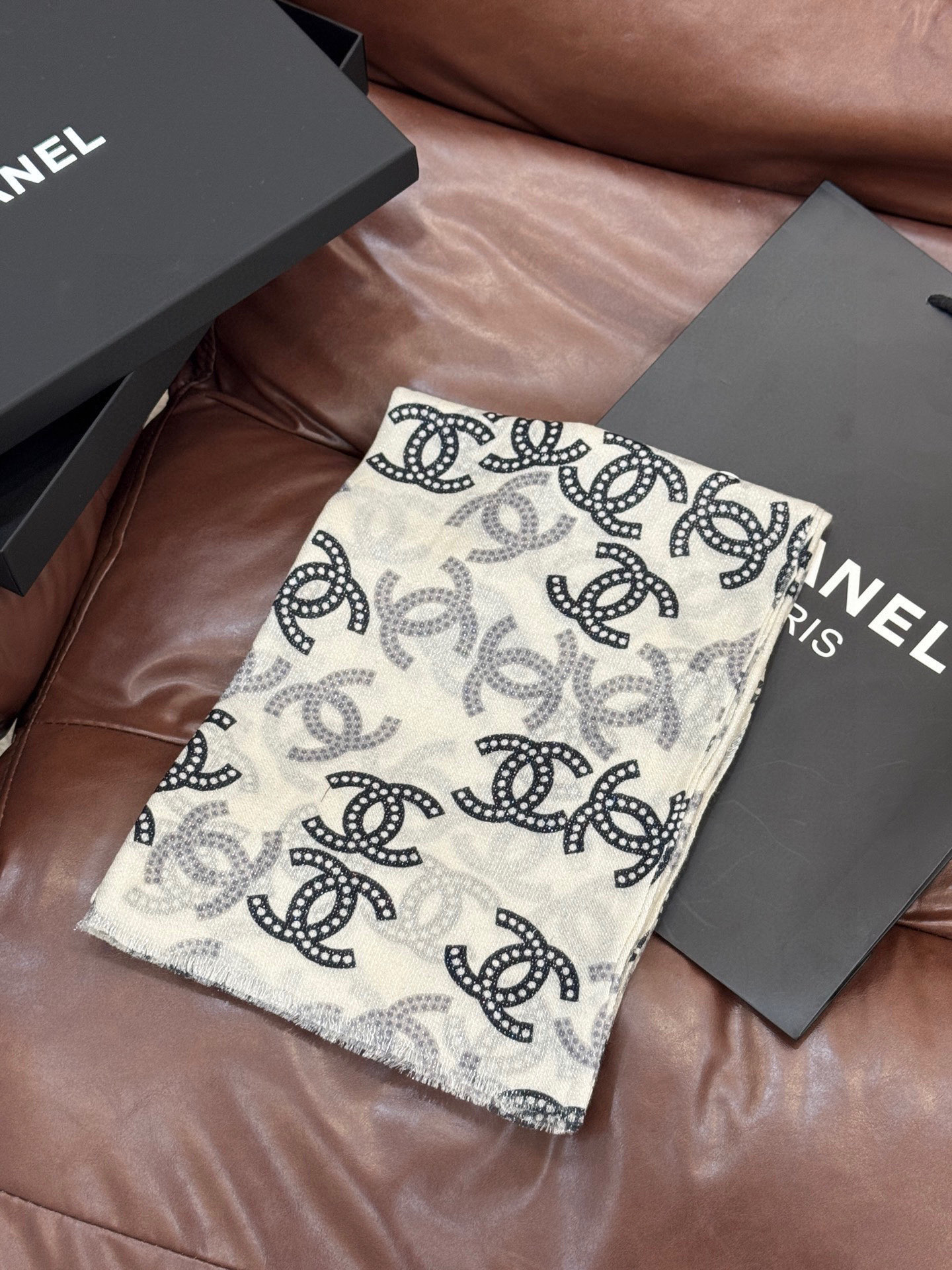 上新🌟 会发光发亮的围巾 💄💋新款客供银线💖羊绒面料长巾 😘美翻了[流泪]【银线双C图案】御用殿堂级极‼