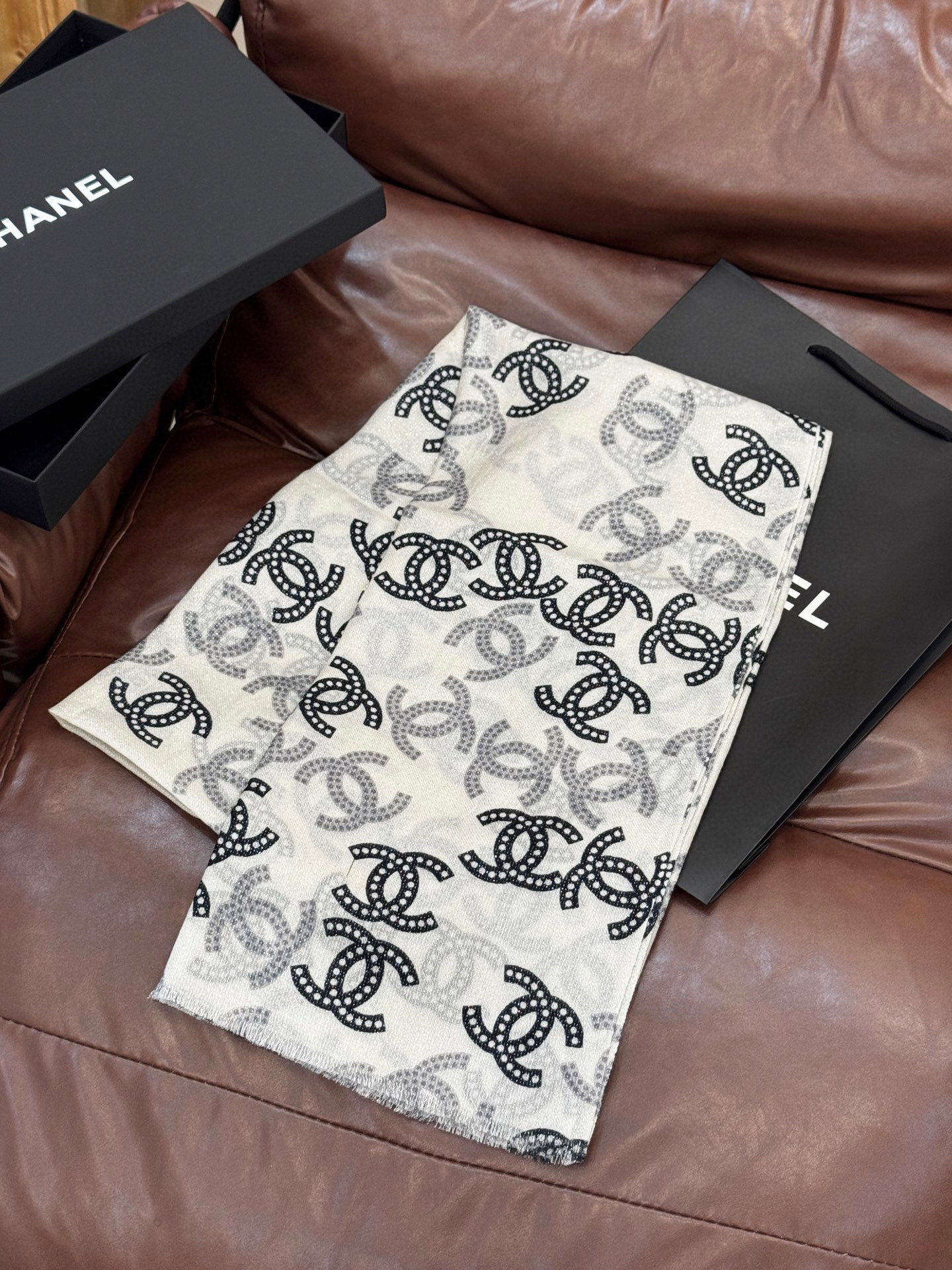 上新🌟 会发光发亮的围巾 💄💋新款客供银线💖羊绒面料长巾 😘美翻了[流泪]【银线双C图案】御用殿堂级极‼