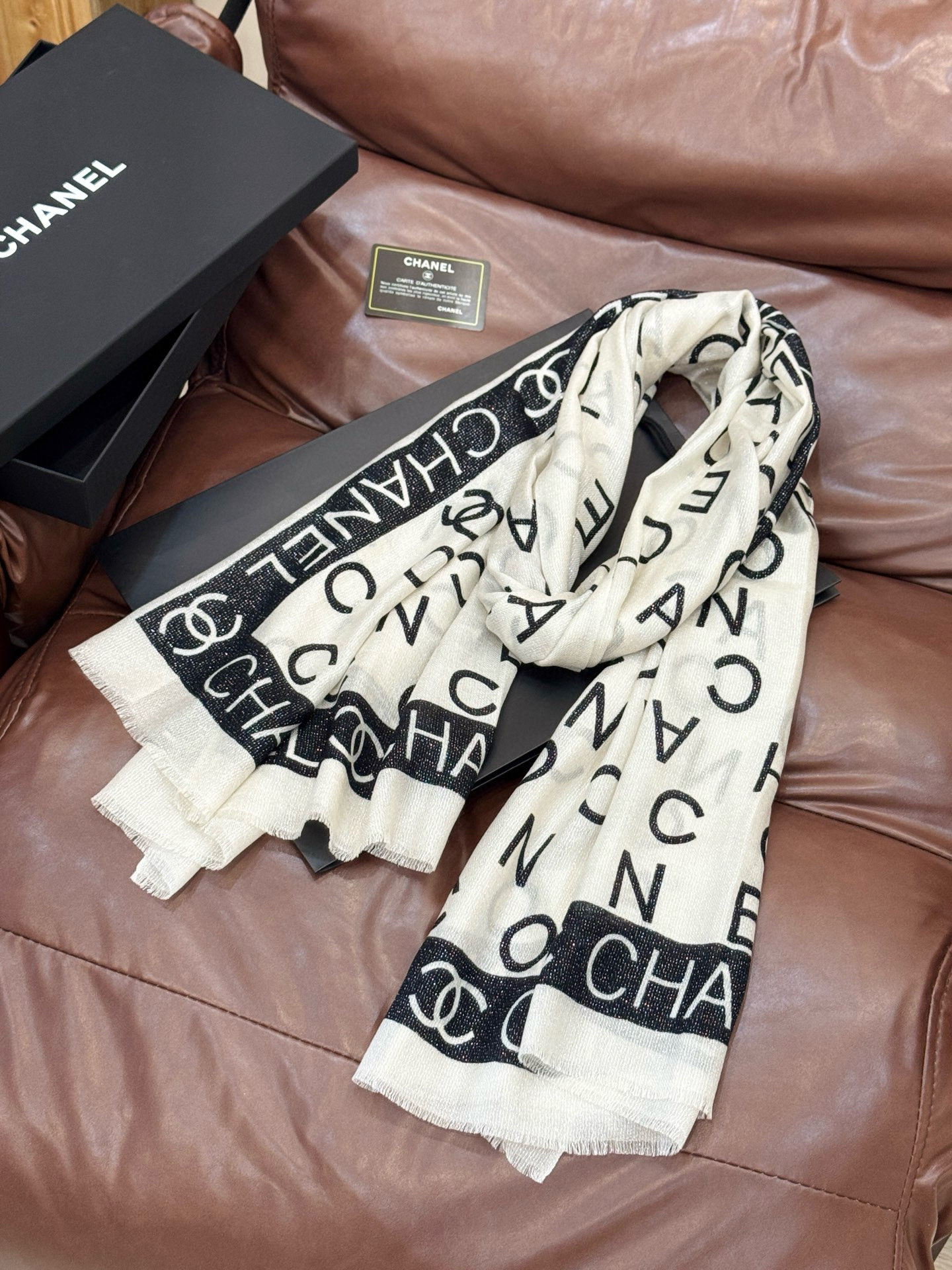 上新🌟 会发光发亮的围巾 💄💋新款客供银线💖羊绒面料长巾 😘美翻了[流泪]【银线双C图案】御用殿堂级极‼