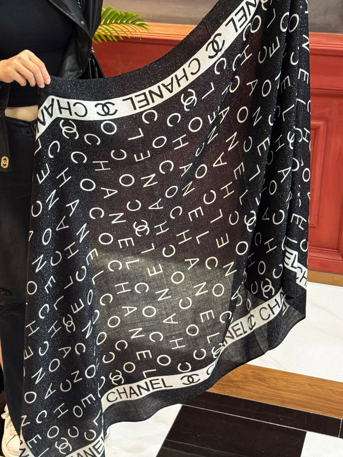 上新🌟 会发光发亮的围巾 💄💋新款客供银线💖羊绒面料长巾 😘美翻了[流泪]【银线双C图案】御用殿堂级极‼