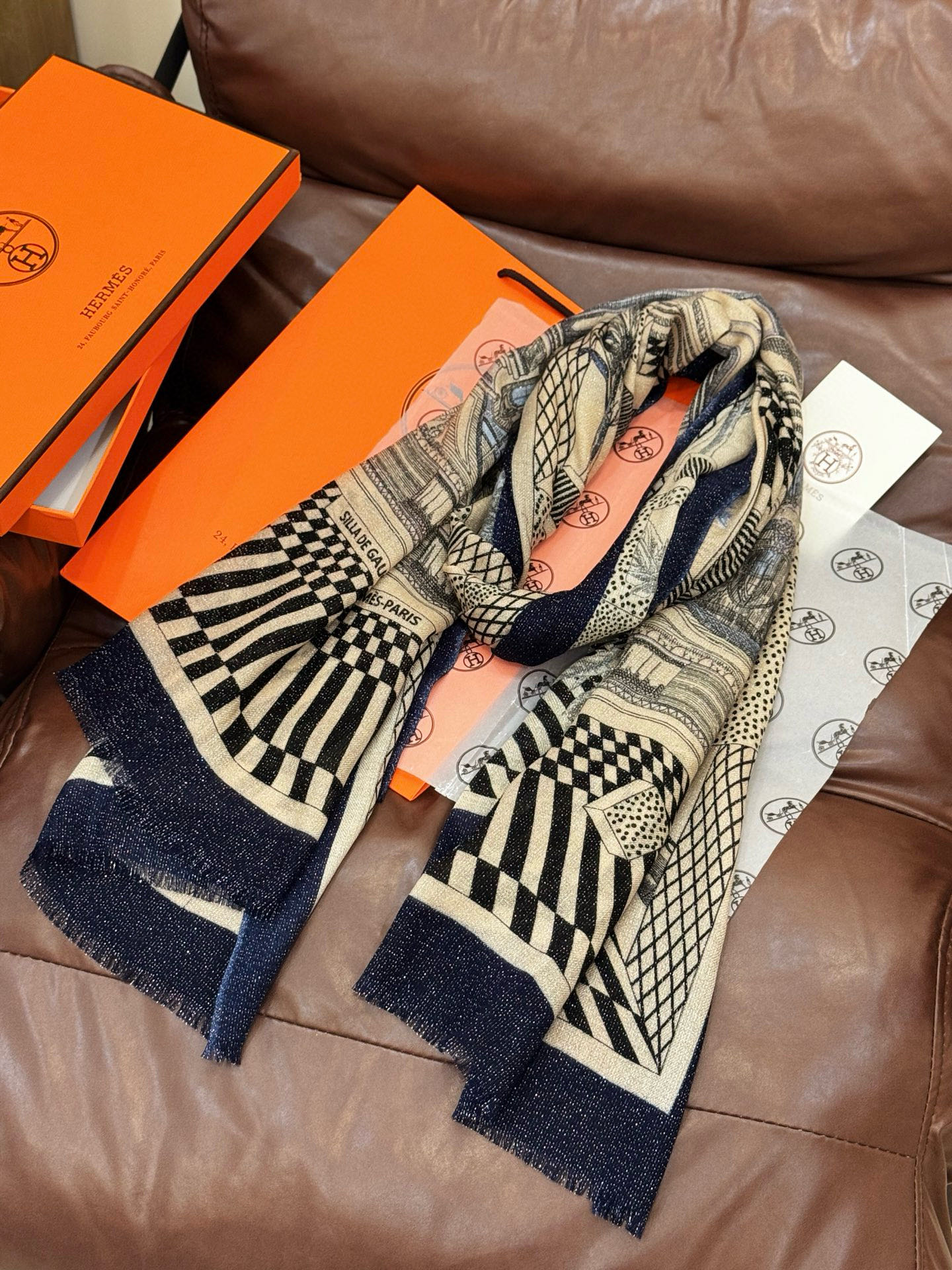 会发光发亮的围巾 爱马仕 专柜同步 买了都说好看羊绒印花‼️推荐💕顶级工艺超值‼️爱马仕专柜爆款🎁🎁羊绒