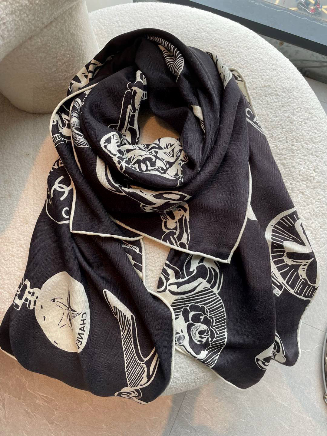 CHANEL（香奈儿）套用汪曾祺《人间草木》里的一句话：在黑白里温柔地爱彩色，在彩色里朝圣黑白。所以香家