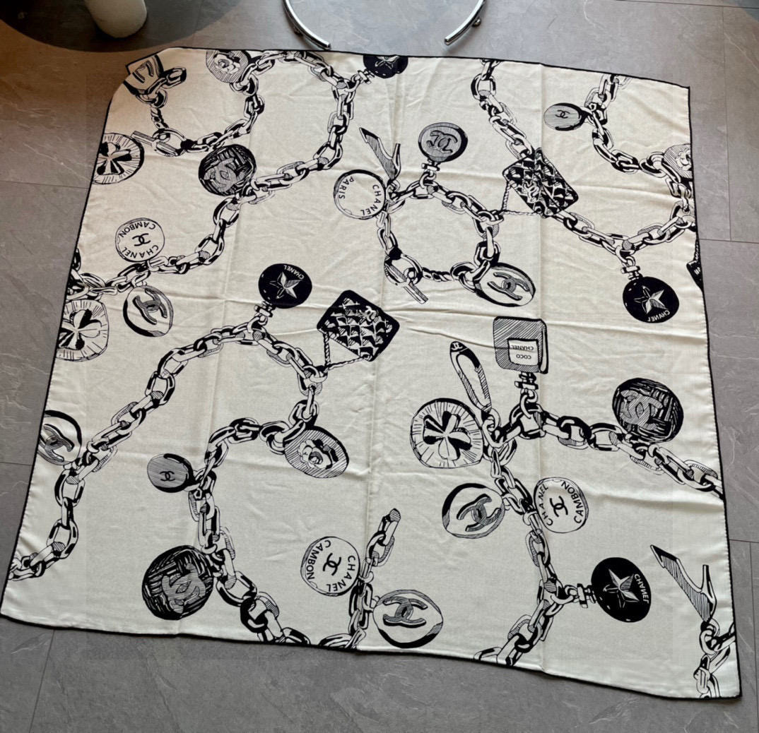 CHANEL（香奈儿）套用汪曾祺《人间草木》里的一句话：在黑白里温柔地爱彩色，在彩色里朝圣黑白。所以香家