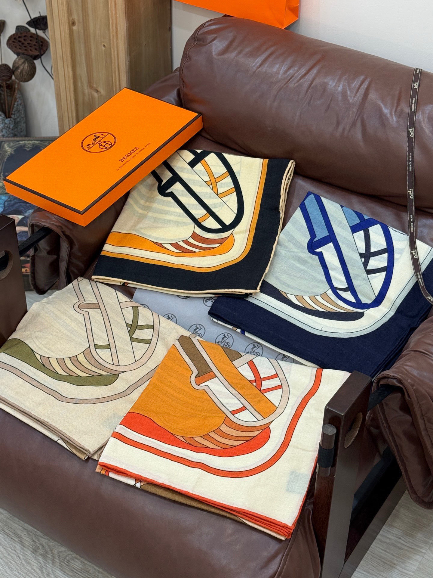 💟2025年早秋上新💞【双面同色丝毛方巾】手工卷边山羊绒和真丝混纺披肩（70%山羊绒，30%桑蚕丝）这款