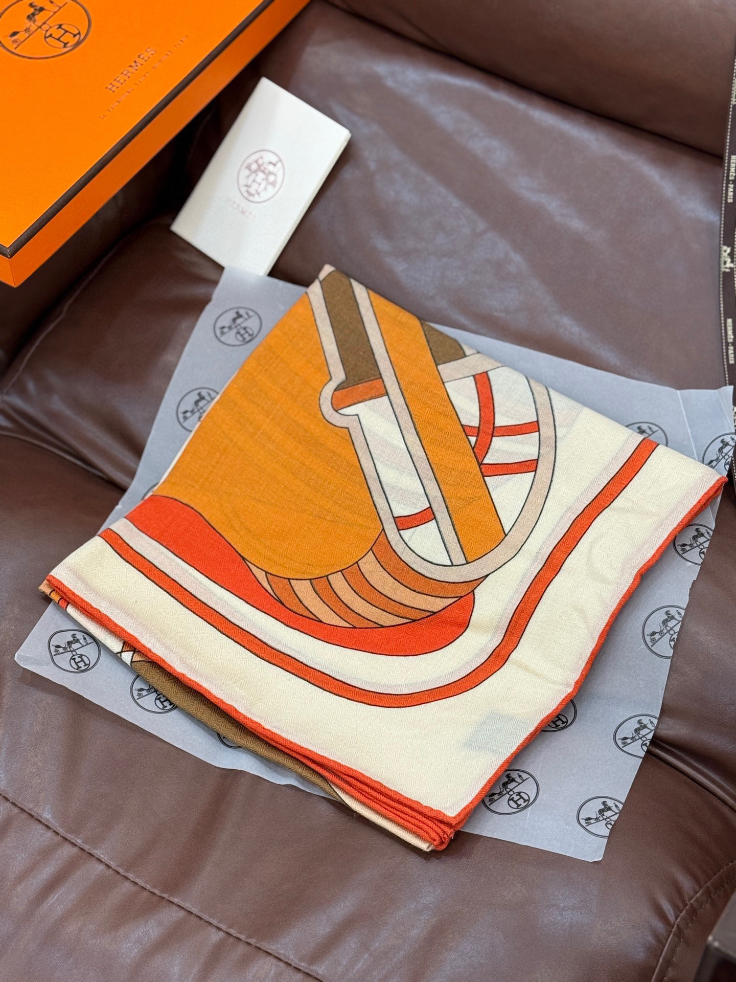 💟2025年早秋上新💞【双面同色丝毛方巾】手工卷边山羊绒和真丝混纺披肩（70%山羊绒，30%桑蚕丝）这款