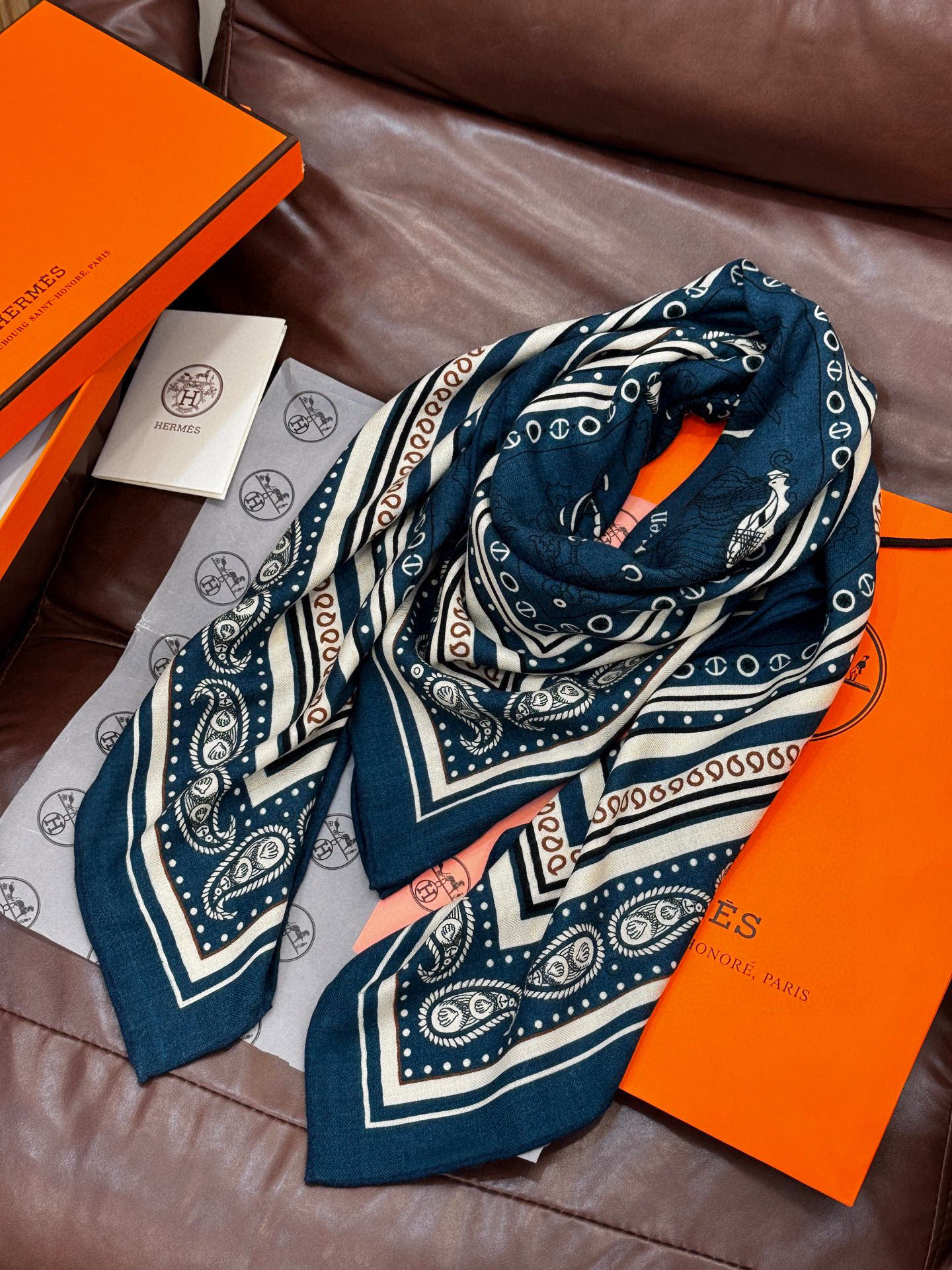 💟2025年秋冬抢先 上新💞【双面同色丝毛方巾】手工卷边山羊绒和真丝混纺披肩（70%山羊绒，30%桑蚕丝