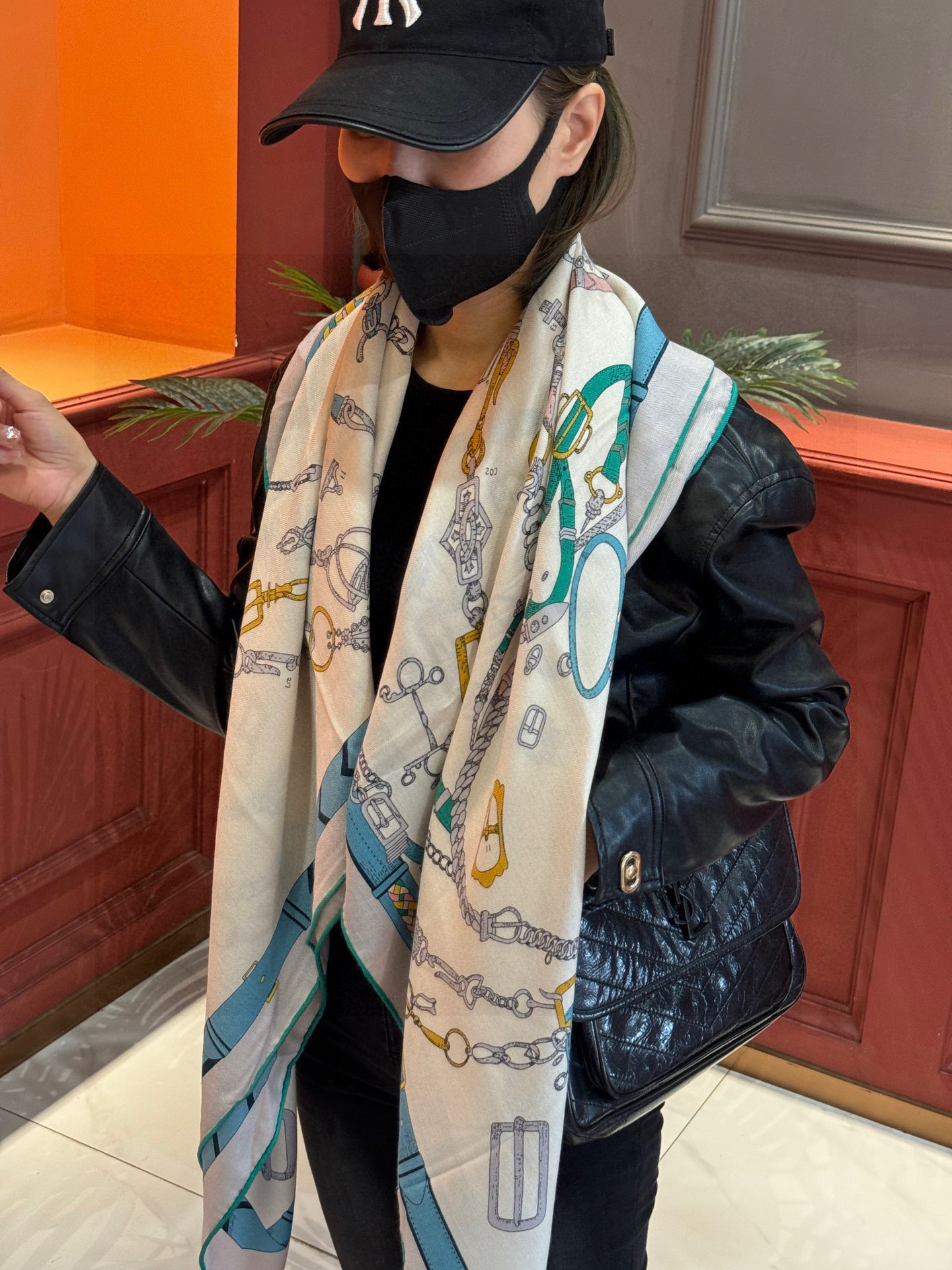 羊绒新款🆕👏👏买了都说好看‼️推荐💕爱马仕双面同色羊绒方巾【跃动的马儿双面同色140】，顶级工艺超值‼️