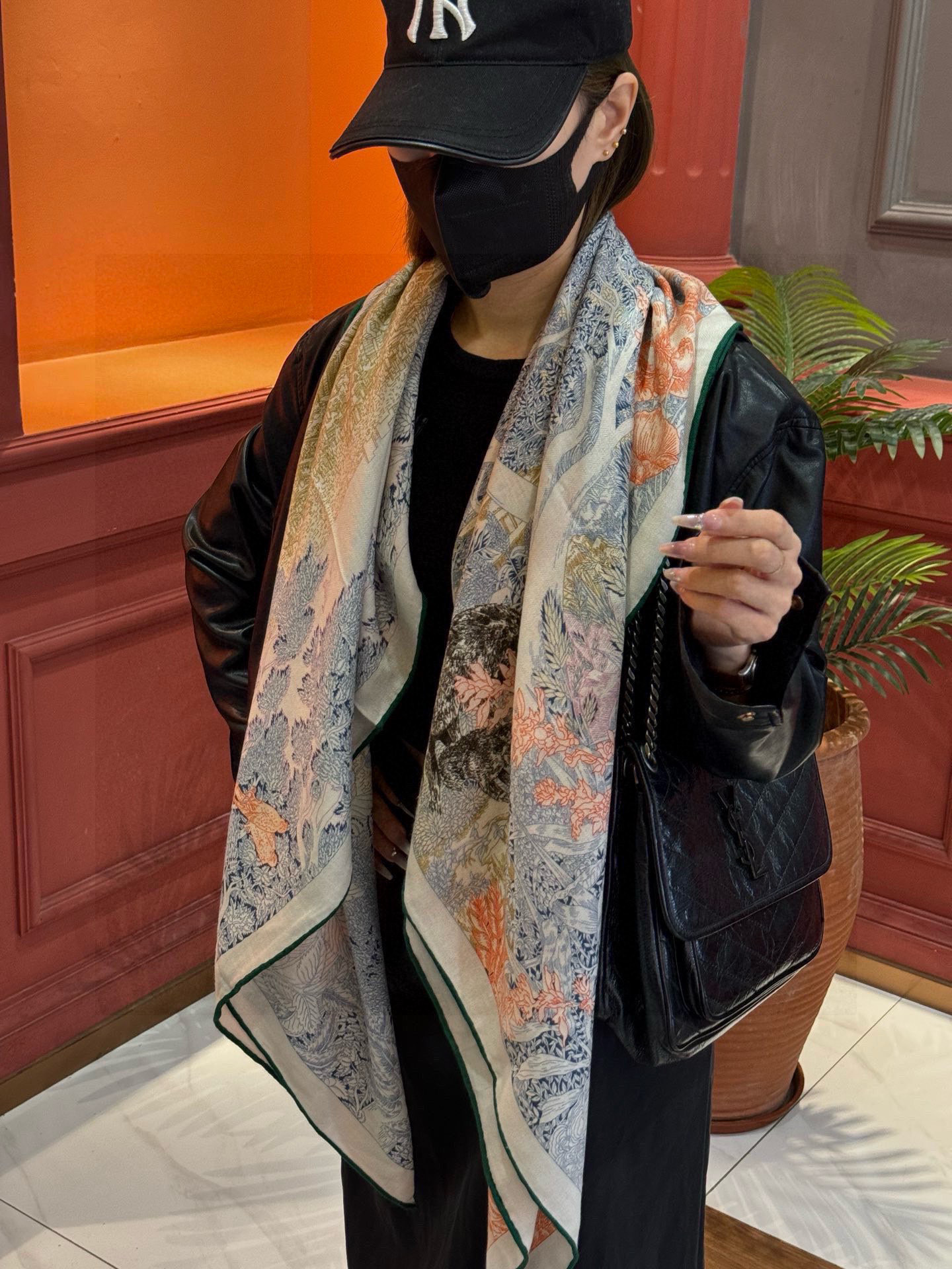 爱马仕～秋冬搭配利器❗️顶级双面同色 版真丝羊绒披肩！！1条等于2条】点睛精彩，图案和配色都超级喜欢，又