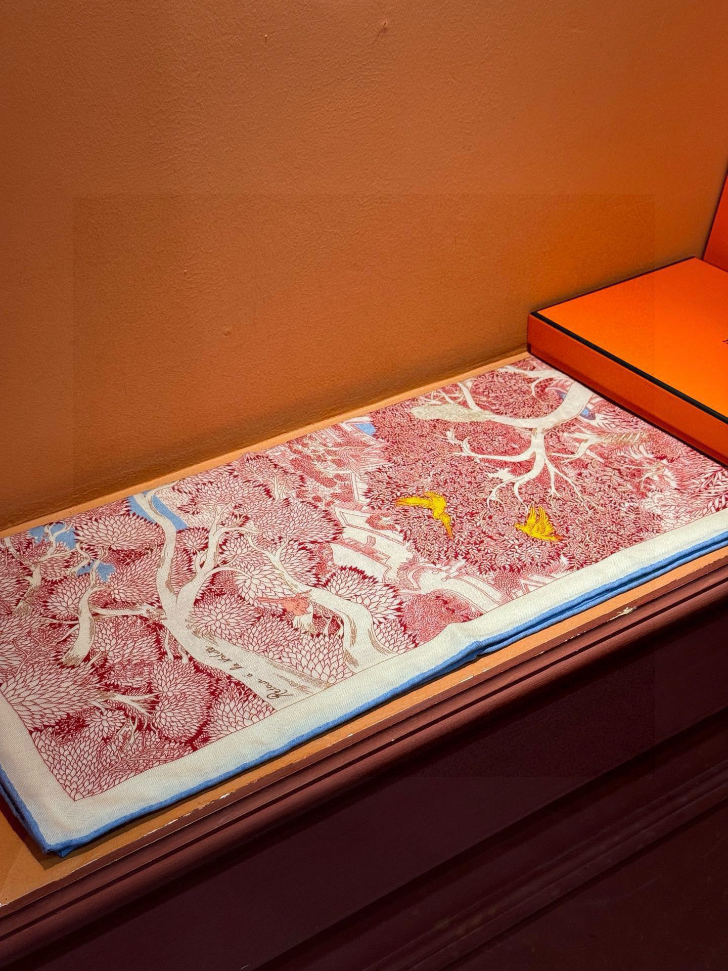 爱马仕～秋冬搭配利器❗️顶级双面同色 版真丝羊绒披肩！！1条等于2条】点睛精彩，图案和配色都超级喜欢，又