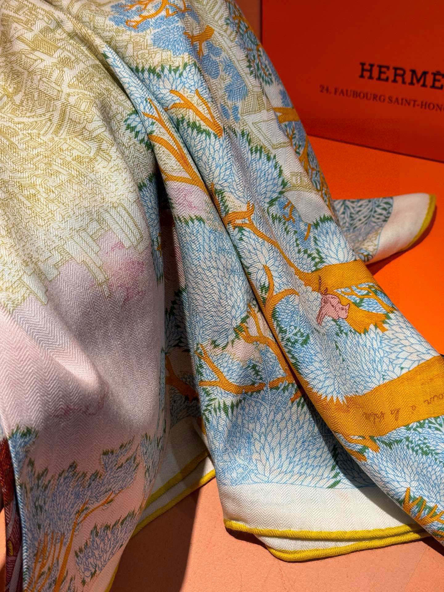 爱马仕～秋冬搭配利器❗️顶级双面同色 版真丝羊绒披肩！！1条等于2条】点睛精彩，图案和配色都超级喜欢，又