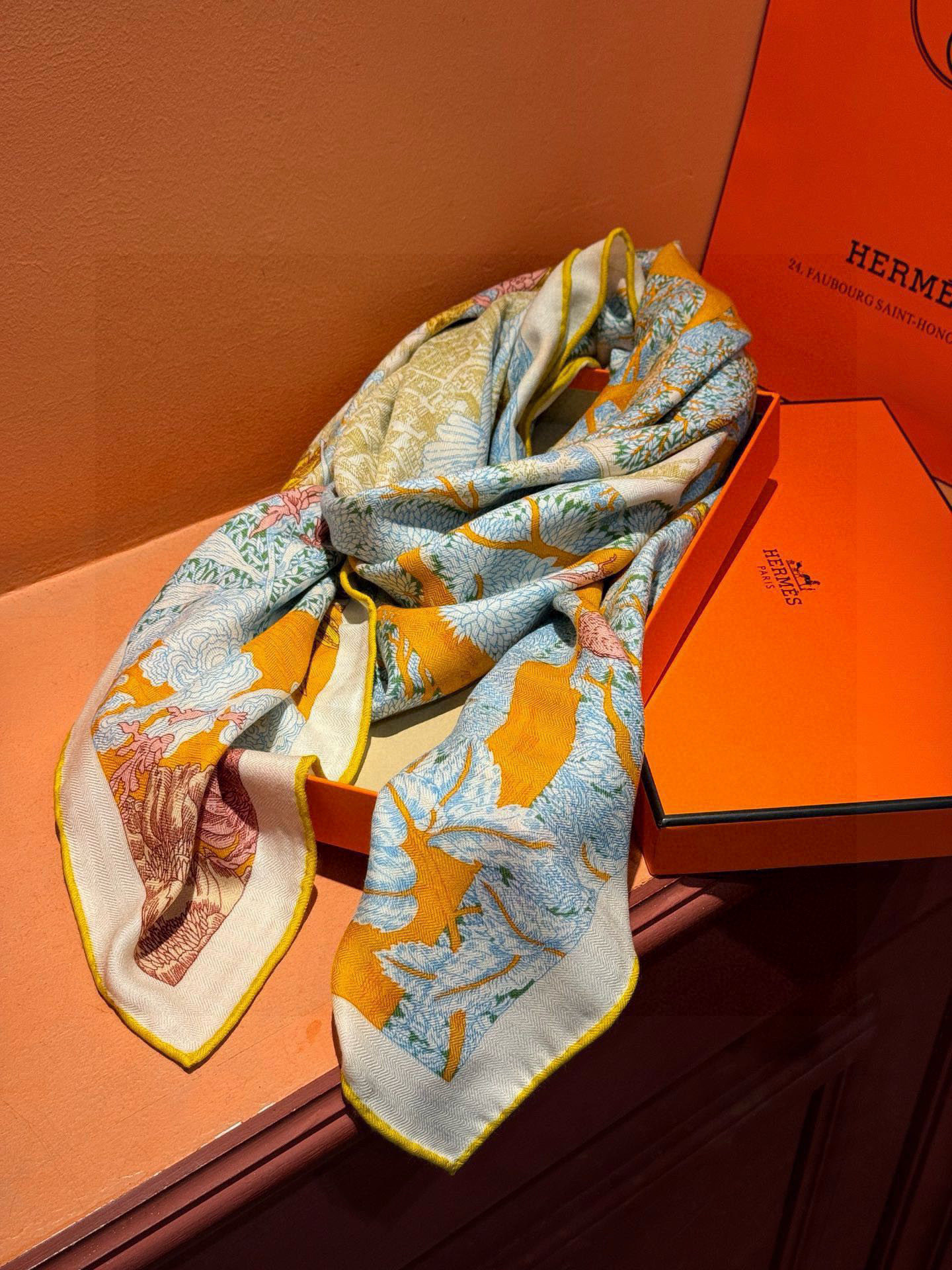 爱马仕～秋冬搭配利器❗️顶级双面同色 版真丝羊绒披肩！！1条等于2条】点睛精彩，图案和配色都超级喜欢，又