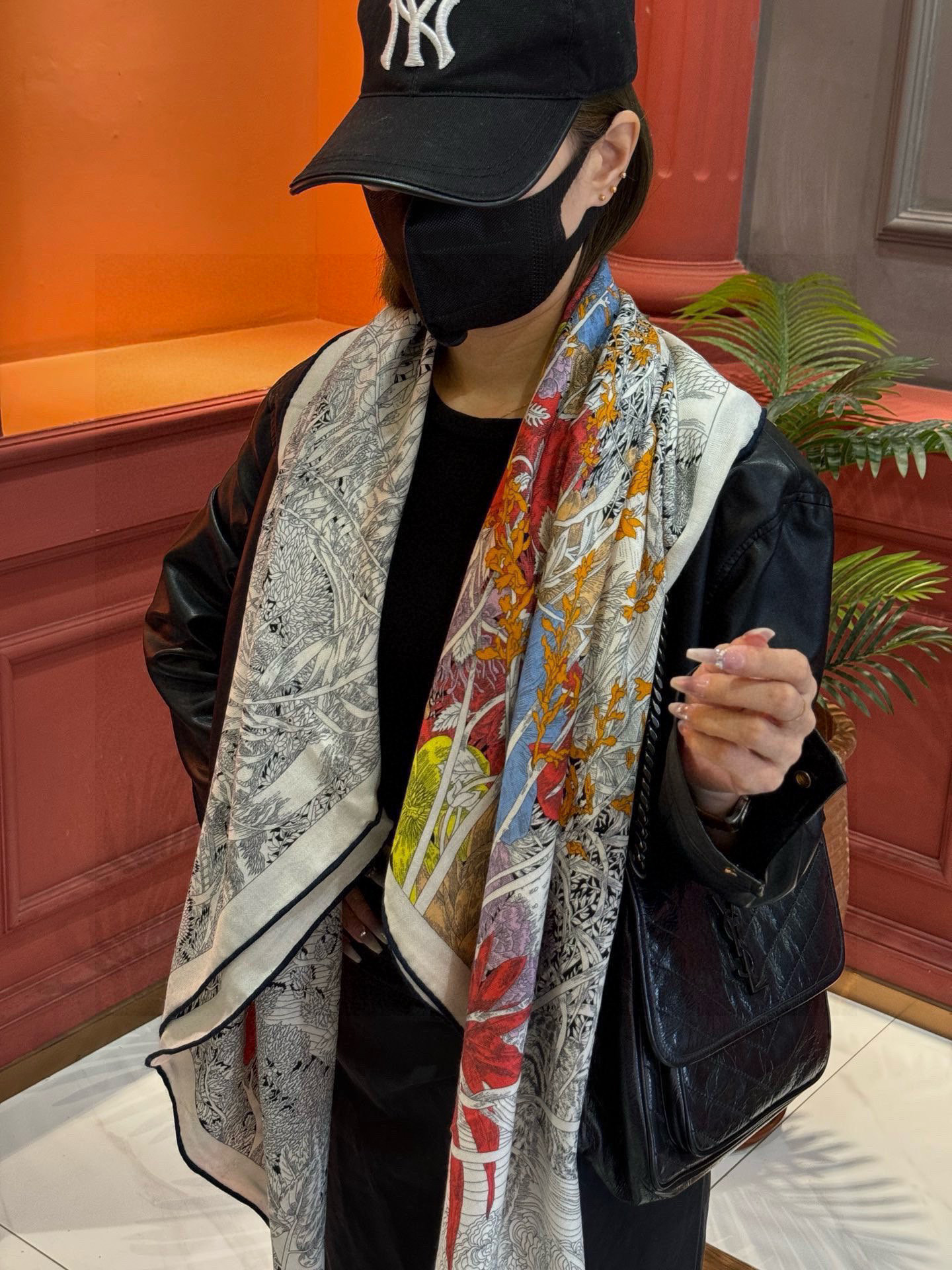 爱马仕～秋冬搭配利器❗️顶级双面同色 版真丝羊绒披肩！！1条等于2条】点睛精彩，图案和配色都超级喜欢，又