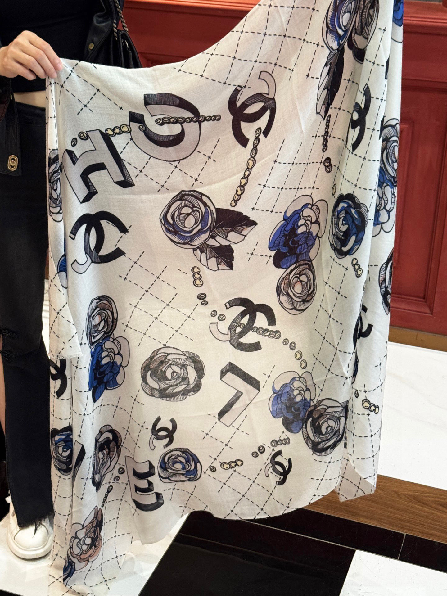 💄💋新款💖羊绒面料长巾 😘美翻了[流泪]【彩色山茶花长巾】御用殿堂级极‼️新款专柜在售 纯羊绒银线独特设