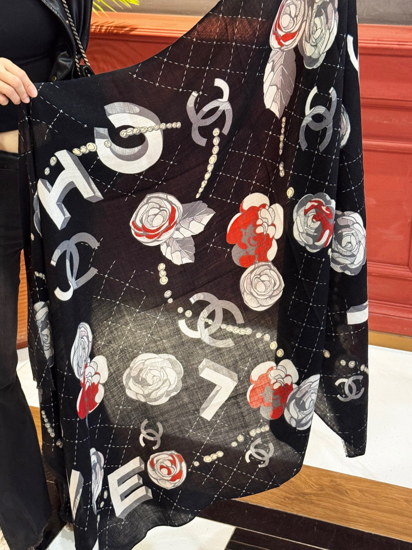 💄💋新款💖羊绒面料长巾 😘美翻了[流泪]【彩色山茶花长巾】御用殿堂级极‼️新款专柜在售 纯羊绒银线独特设