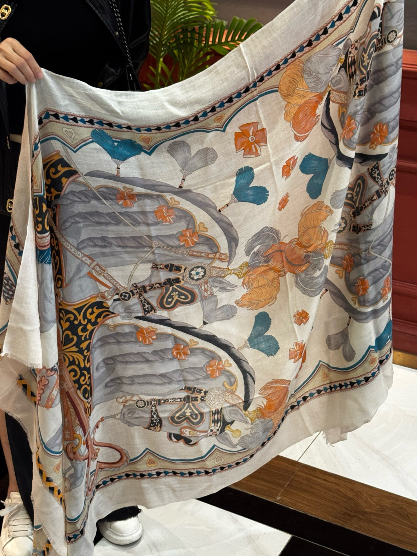 专柜同步 Hermes家买了都说好看【马鞍羊绒长巾】‼️推荐💕顶级工艺超值‼️爱马仕专柜爆款🎁🎁羊绒长巾