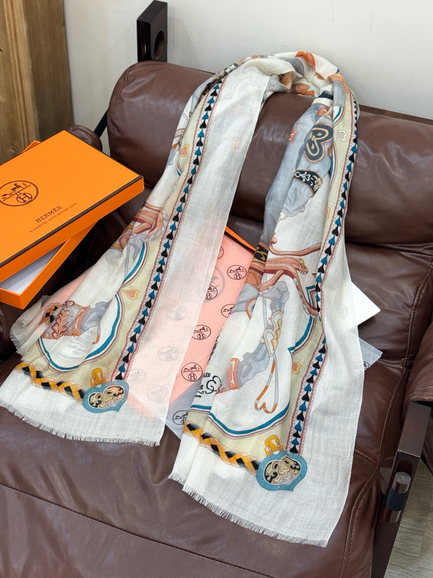 专柜同步 Hermes家买了都说好看【马鞍羊绒长巾】‼️推荐💕顶级工艺超值‼️爱马仕专柜爆款🎁🎁羊绒长巾