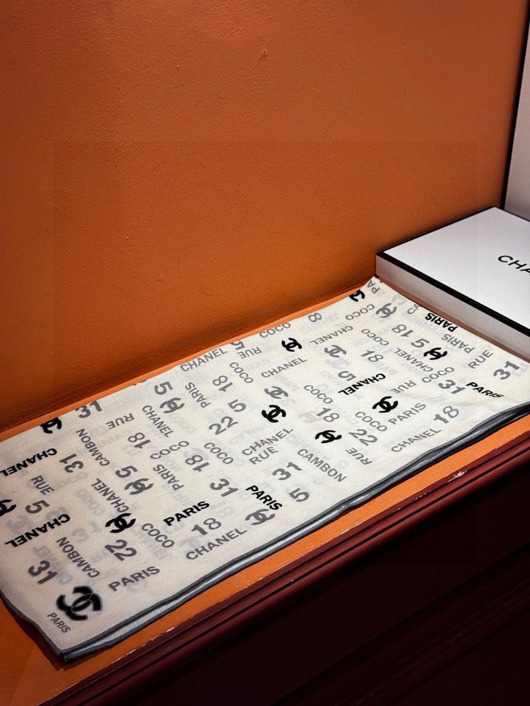 上新❤️【Chanel】 经典茶花优雅Coco风，Chanel最新菱格丝绒大方巾~气质到骨子里，香奶奶新