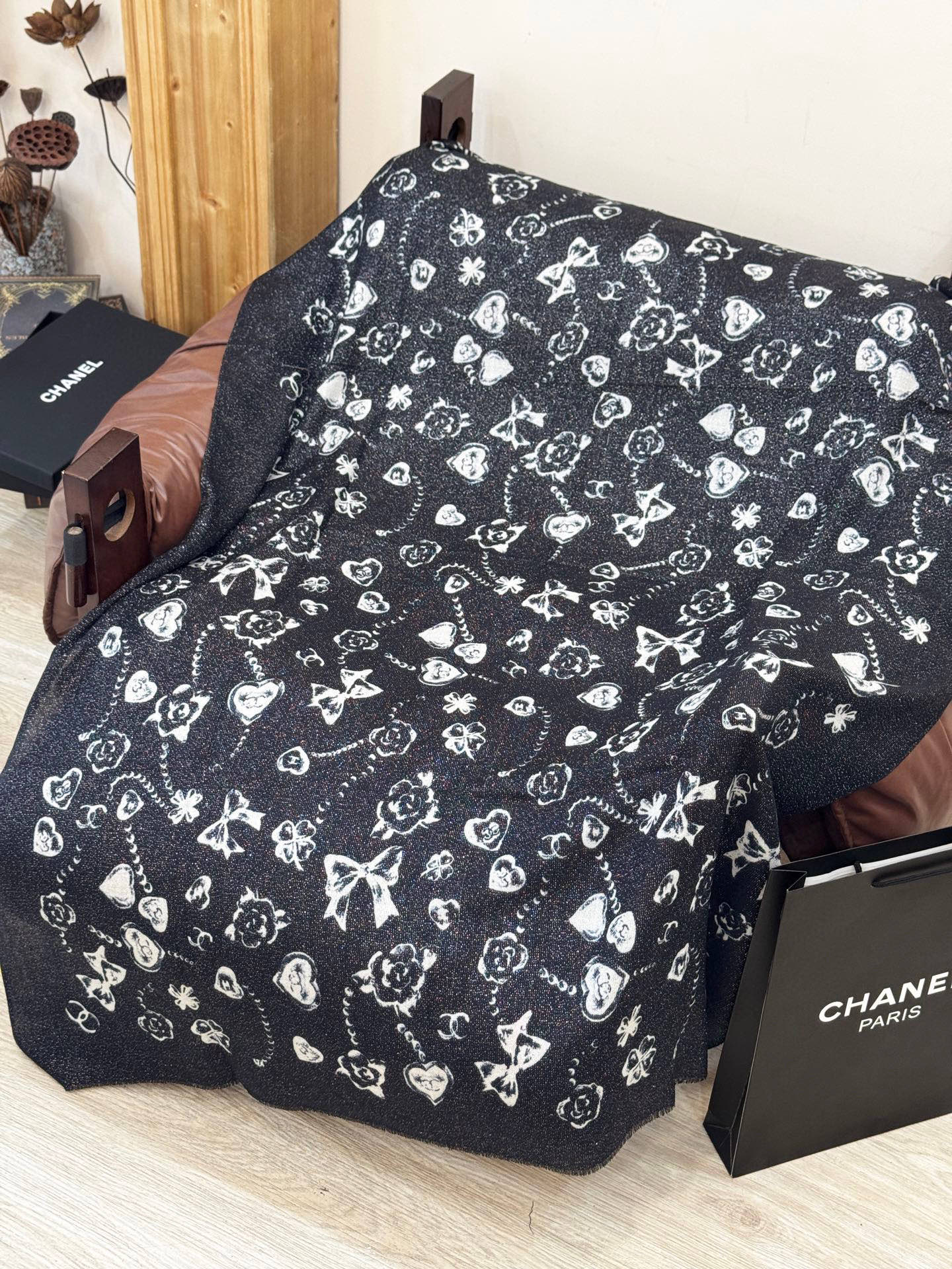 💟CHANEL香奈儿经典元素设计优雅大方，绕在颈间超级完美💋💋简直人间的尤物😍 专柜品质[玫瑰]长巾10