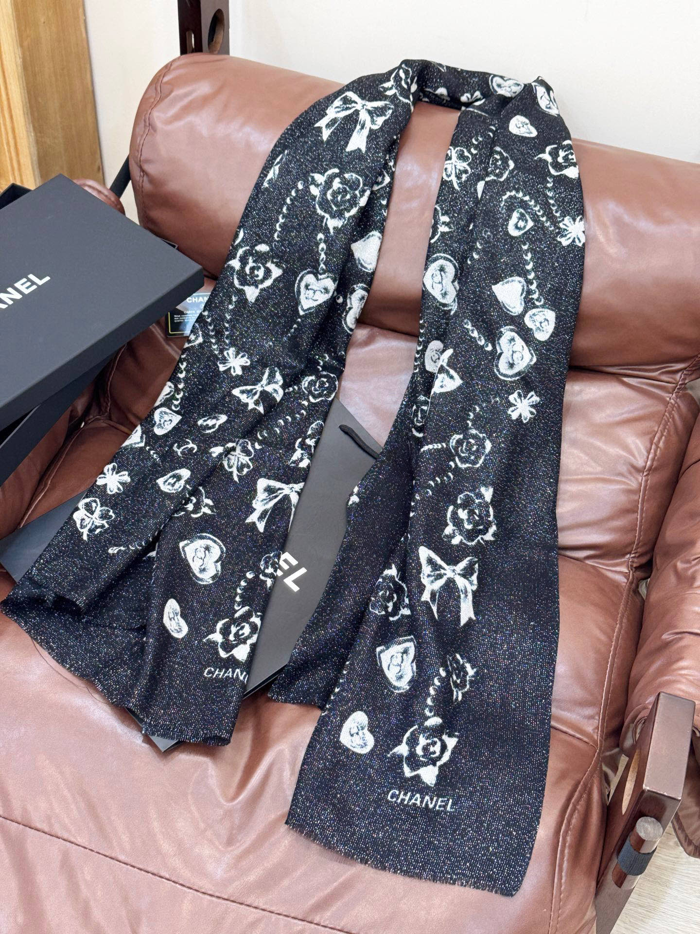 💟CHANEL香奈儿经典元素设计优雅大方，绕在颈间超级完美💋💋简直人间的尤物😍 专柜品质[玫瑰]长巾10