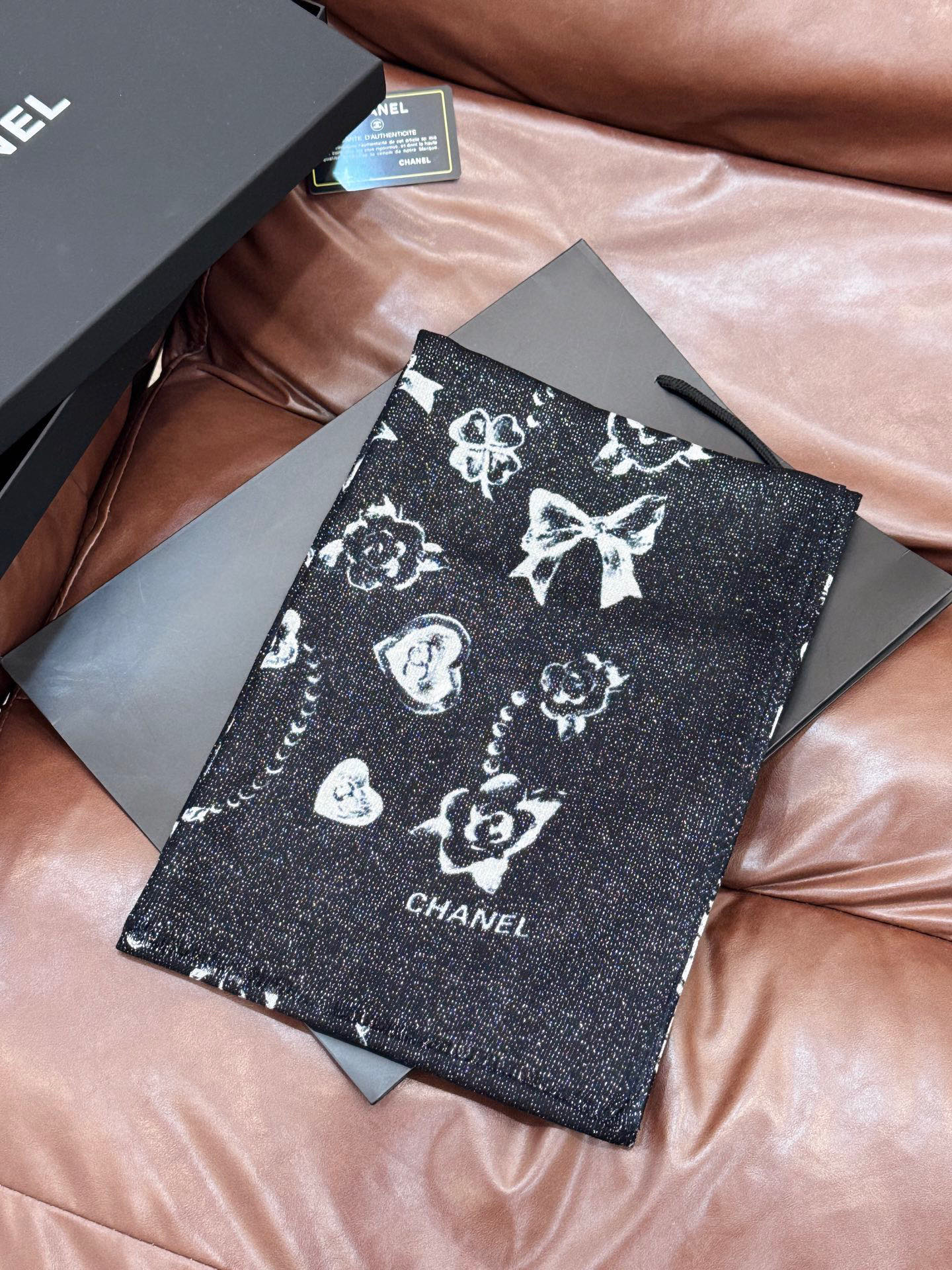 💟CHANEL香奈儿经典元素设计优雅大方，绕在颈间超级完美💋💋简直人间的尤物😍 专柜品质[玫瑰]长巾10