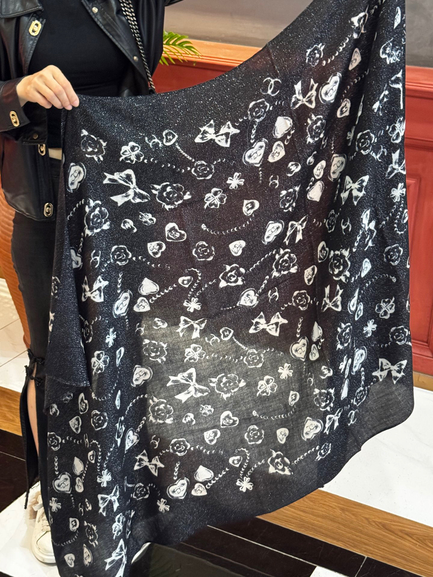 💟CHANEL香奈儿经典元素设计优雅大方，绕在颈间超级完美💋💋简直人间的尤物😍 专柜品质[玫瑰]长巾10