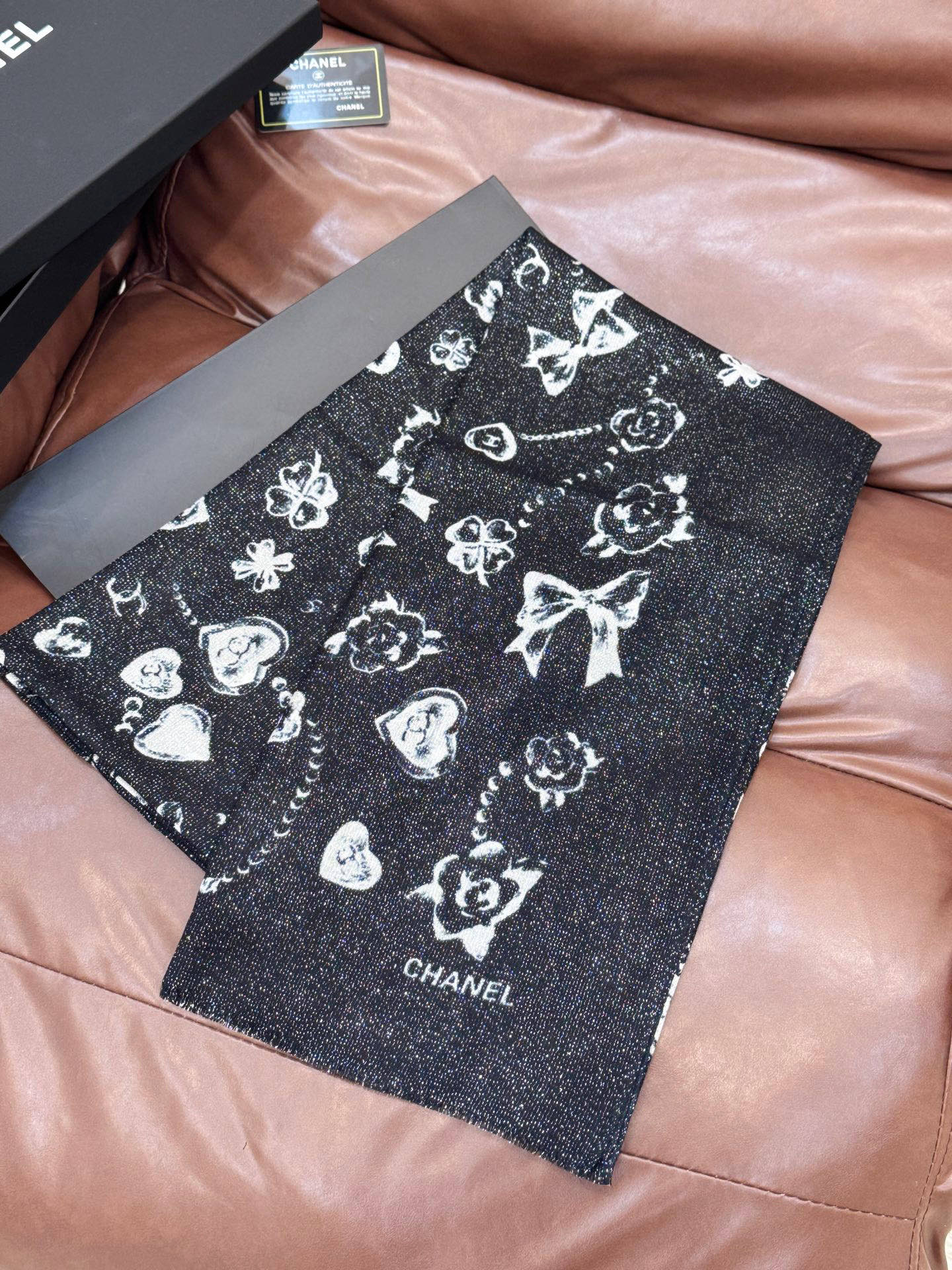 💟CHANEL香奈儿经典元素设计优雅大方，绕在颈间超级完美💋💋简直人间的尤物😍 专柜品质[玫瑰]长巾10