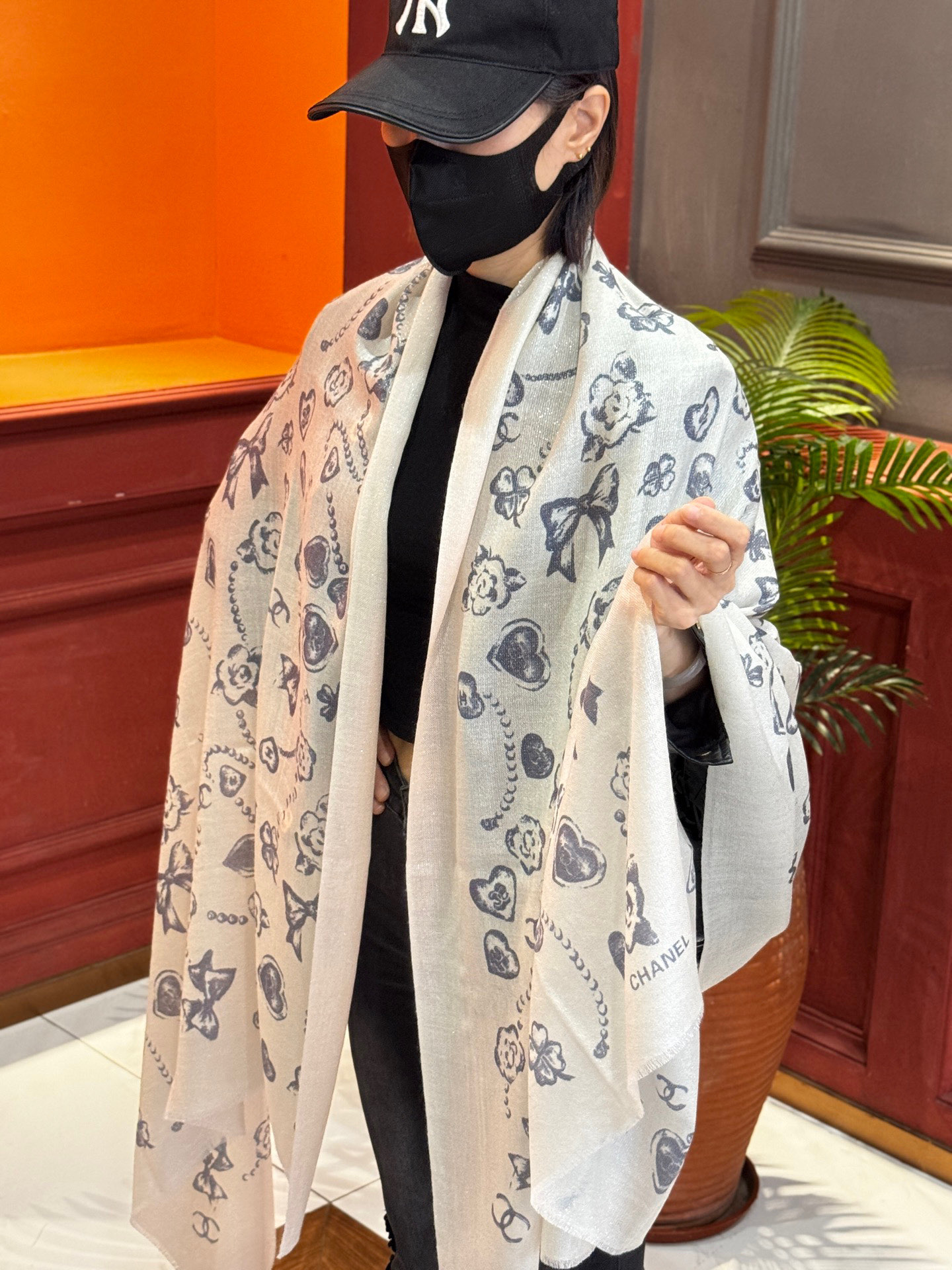 💟CHANEL香奈儿经典元素设计优雅大方，绕在颈间超级完美💋💋简直人间的尤物😍 专柜品质[玫瑰]长巾10