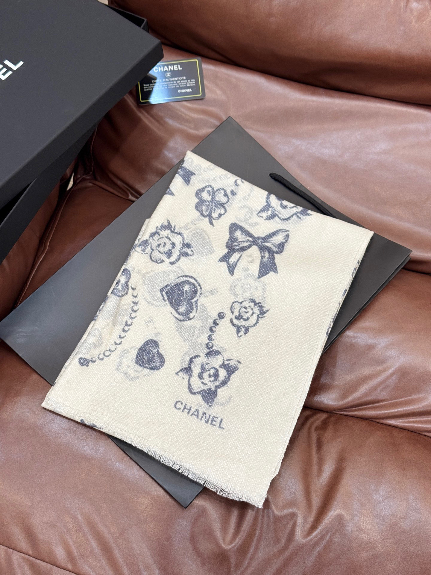 💟CHANEL香奈儿经典元素设计优雅大方，绕在颈间超级完美💋💋简直人间的尤物😍 专柜品质[玫瑰]长巾10