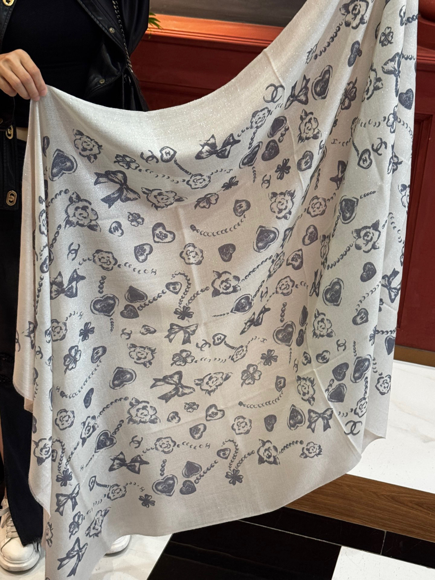 💟CHANEL香奈儿经典元素设计优雅大方，绕在颈间超级完美💋💋简直人间的尤物😍 专柜品质[玫瑰]长巾10