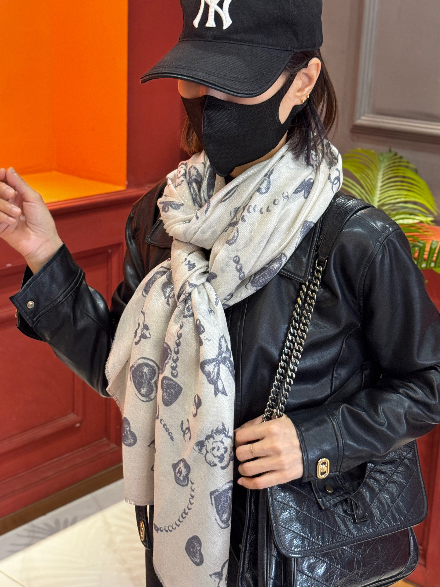 💟CHANEL香奈儿经典元素设计优雅大方，绕在颈间超级完美💋💋简直人间的尤物😍 专柜品质[玫瑰]长巾10