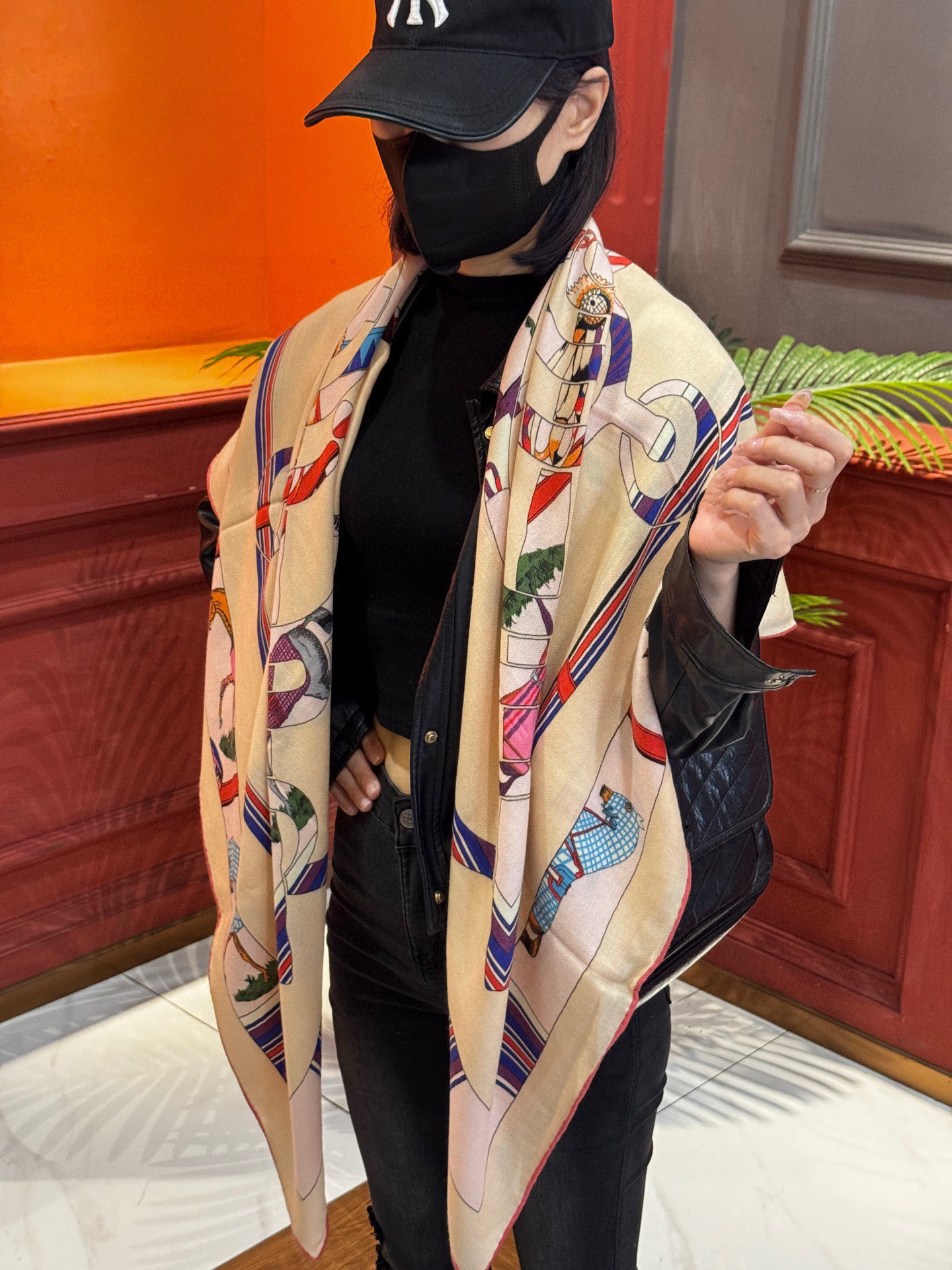 “金质马刺与骏马的披挂叠印版”披肩【140顶级丝毛双面同色】手工卷边30%桑蚕丝70%羊毛这款迷人的14