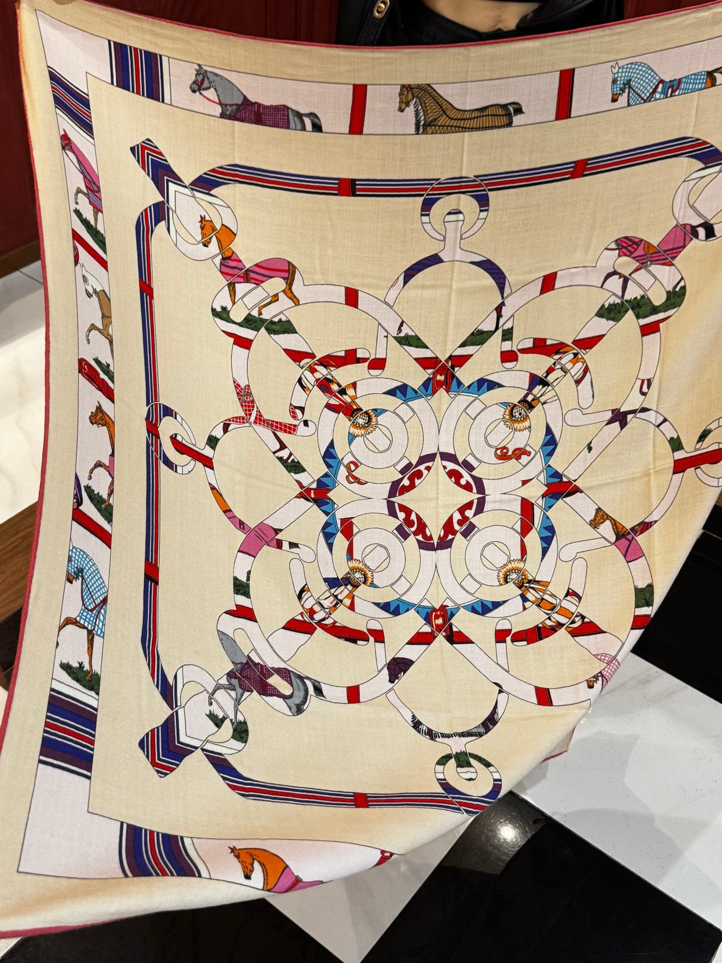 “金质马刺与骏马的披挂叠印版”披肩【140顶级丝毛双面同色】手工卷边30%桑蚕丝70%羊毛这款迷人的14