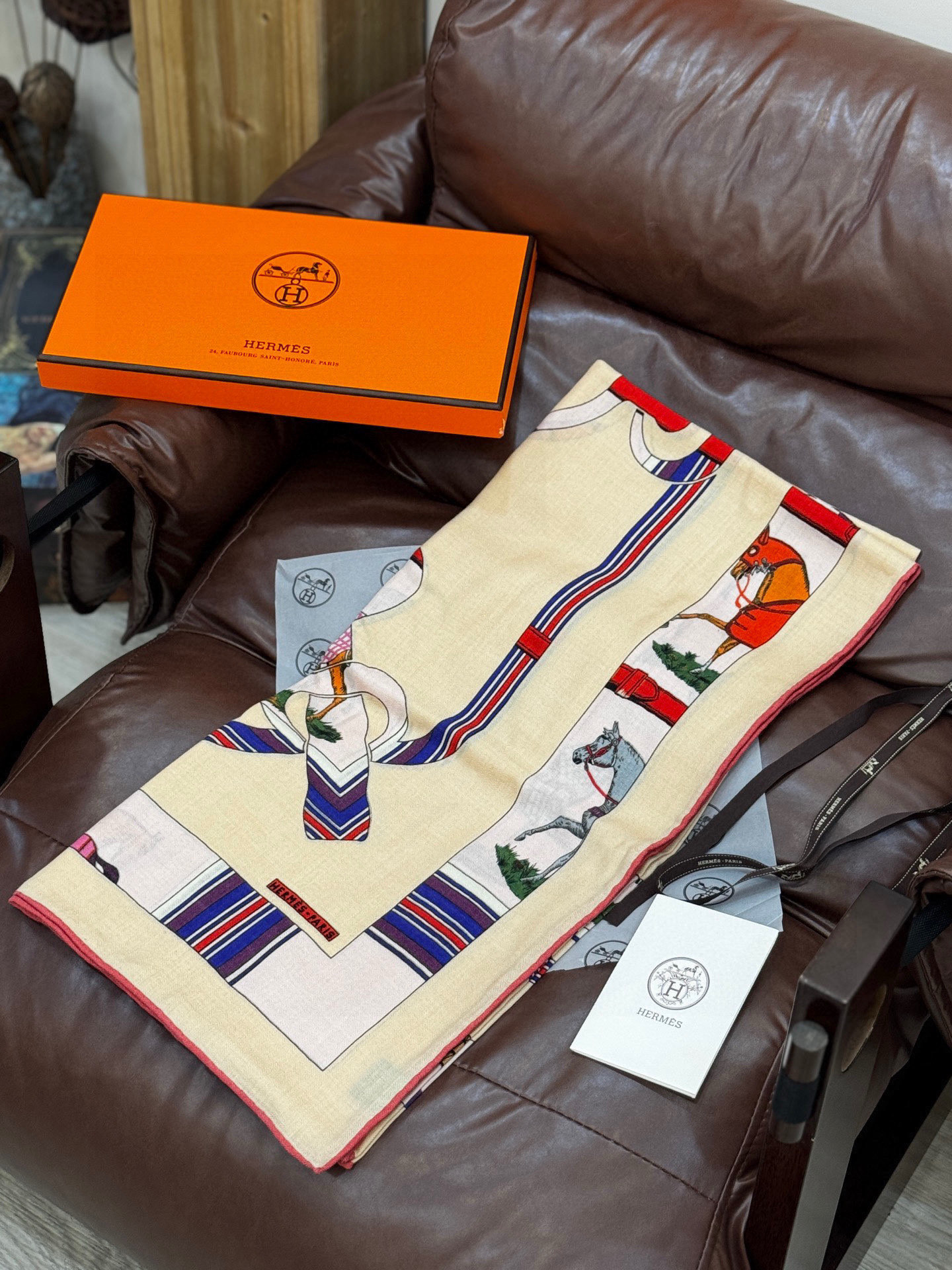 “金质马刺与骏马的披挂叠印版”披肩【140顶级丝毛双面同色】手工卷边30%桑蚕丝70%羊毛这款迷人的14