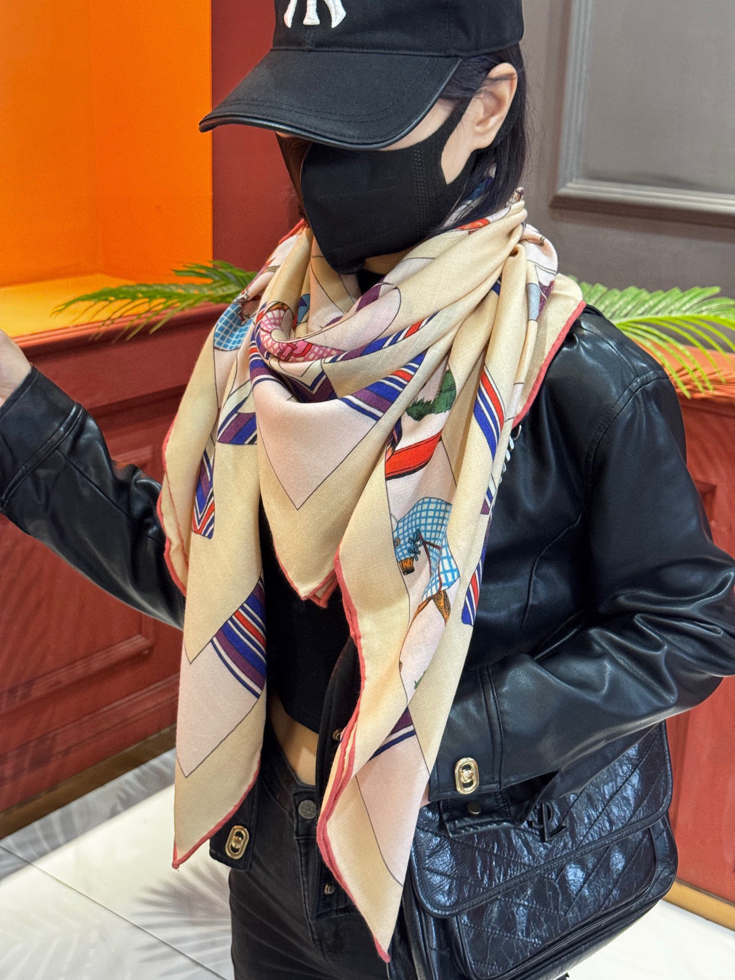 “金质马刺与骏马的披挂叠印版”披肩【140顶级丝毛双面同色】手工卷边30%桑蚕丝70%羊毛这款迷人的14