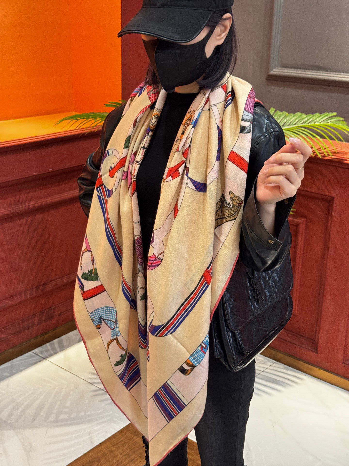 “金质马刺与骏马的披挂叠印版”披肩【140顶级丝毛双面同色】手工卷边30%桑蚕丝70%羊毛这款迷人的14