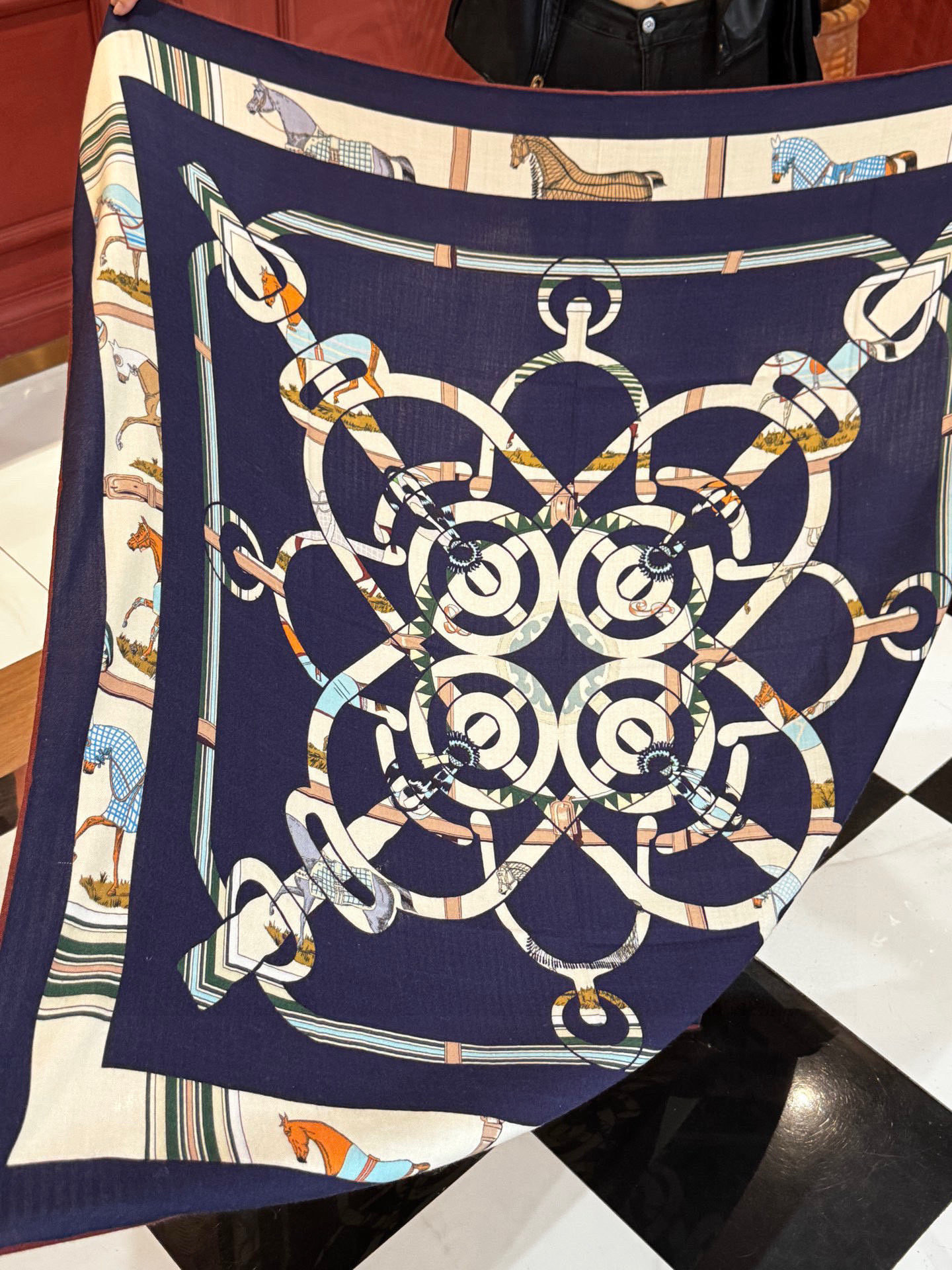 “金质马刺与骏马的披挂叠印版”披肩【140顶级丝毛双面同色】手工卷边30%桑蚕丝70%羊毛这款迷人的14