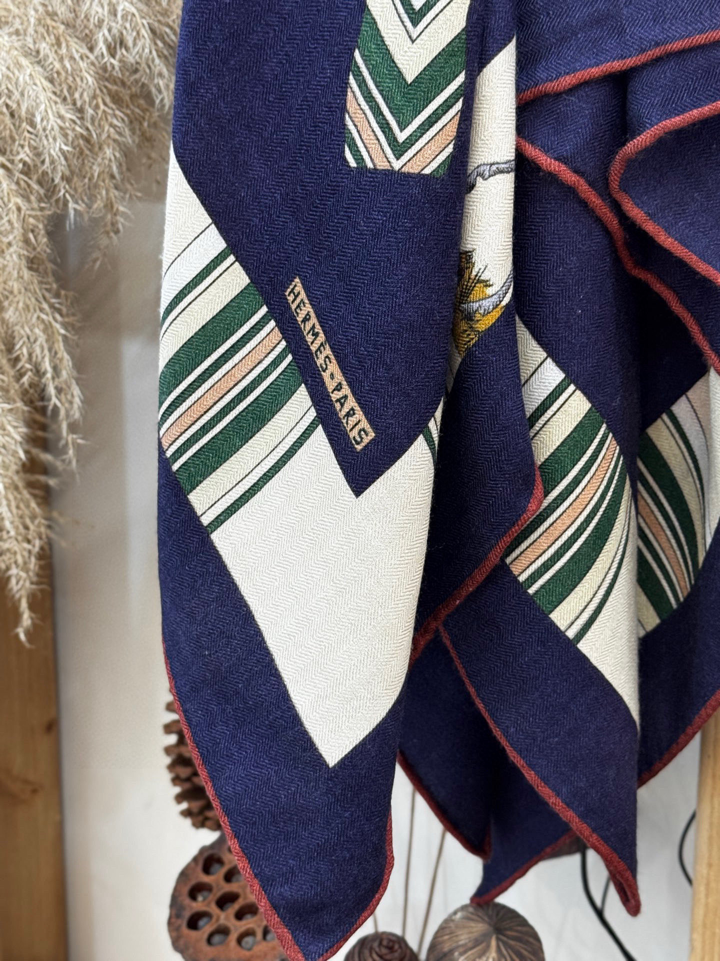 “金质马刺与骏马的披挂叠印版”披肩【140顶级丝毛双面同色】手工卷边30%桑蚕丝70%羊毛这款迷人的14