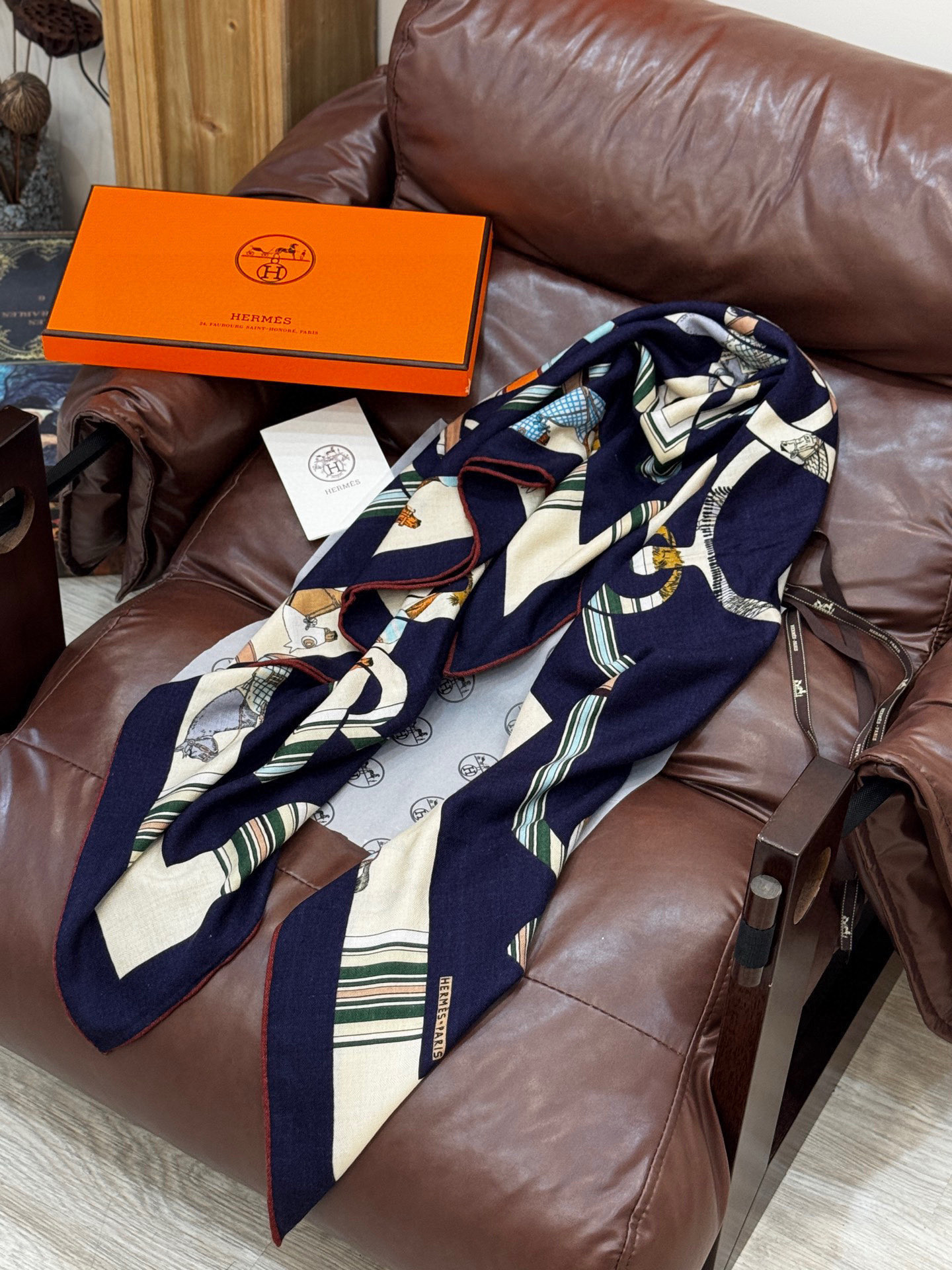 “金质马刺与骏马的披挂叠印版”披肩【140顶级丝毛双面同色】手工卷边30%桑蚕丝70%羊毛这款迷人的14