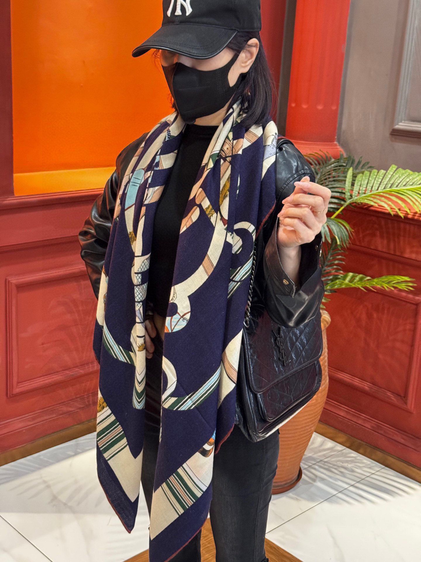 “金质马刺与骏马的披挂叠印版”披肩【140顶级丝毛双面同色】手工卷边30%桑蚕丝70%羊毛这款迷人的14