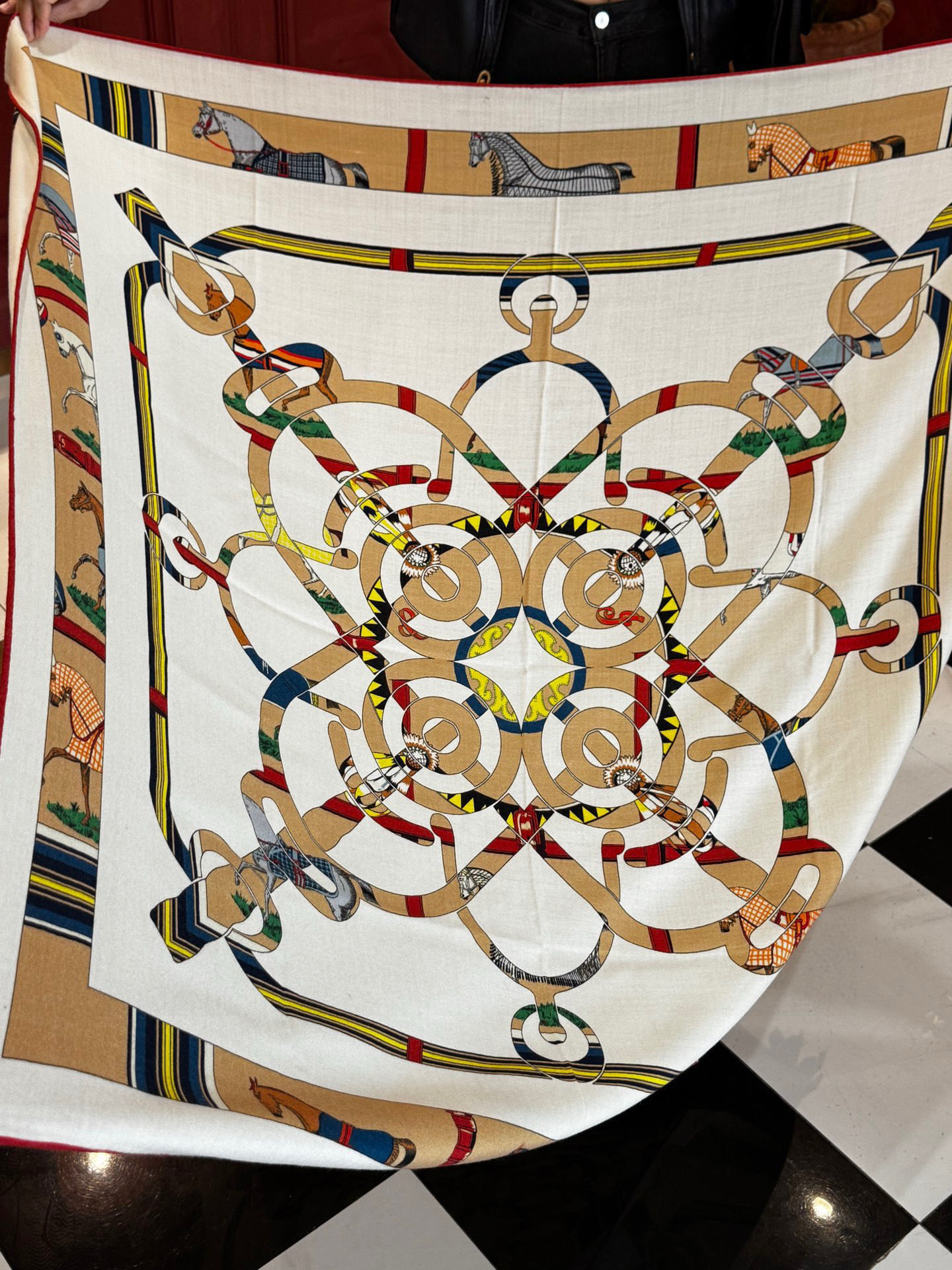 “金质马刺与骏马的披挂叠印版”披肩【140顶级丝毛双面同色】手工卷边30%桑蚕丝70%羊毛这款迷人的14