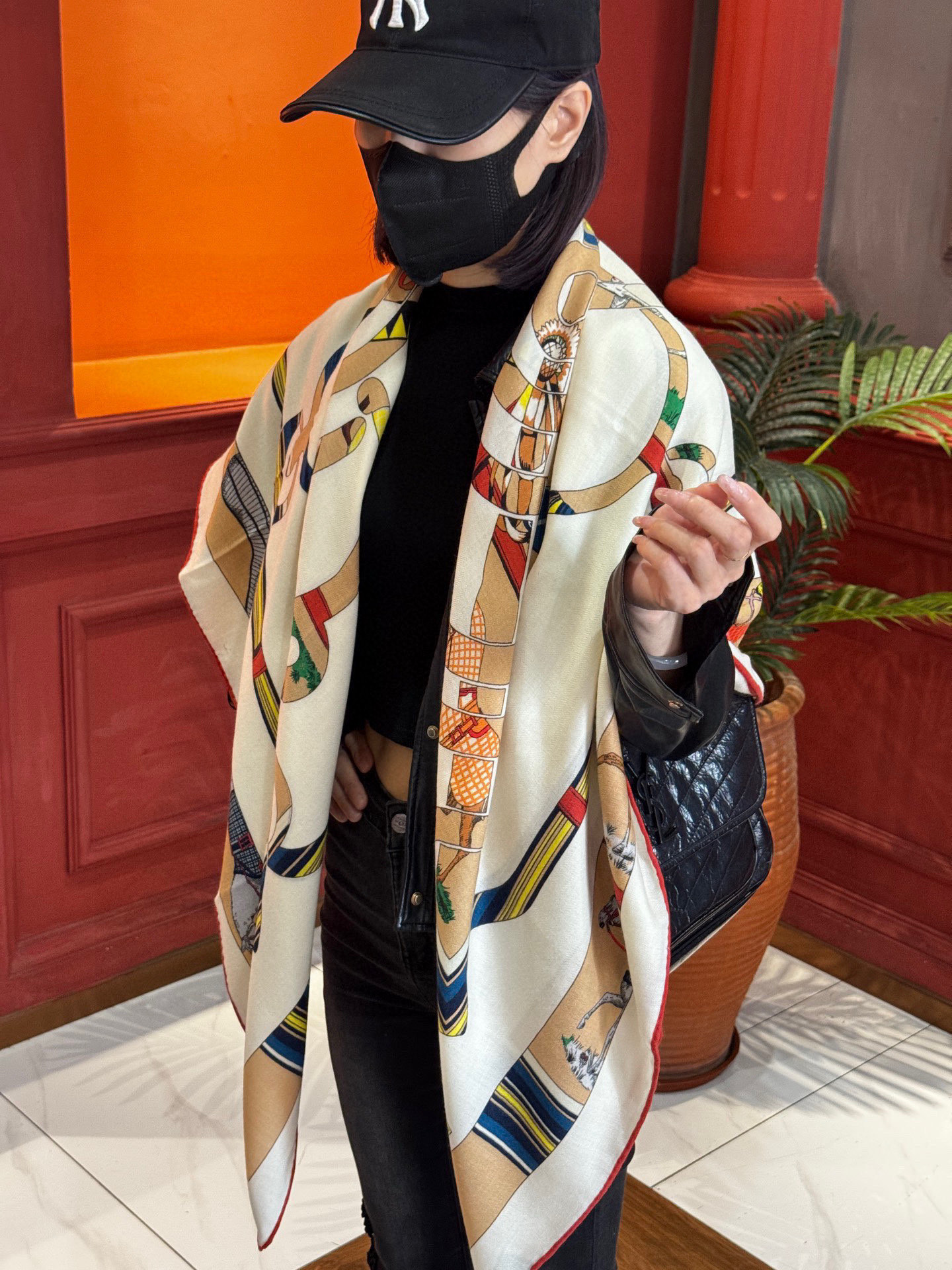 “金质马刺与骏马的披挂叠印版”披肩【140顶级丝毛双面同色】手工卷边30%桑蚕丝70%羊毛这款迷人的14