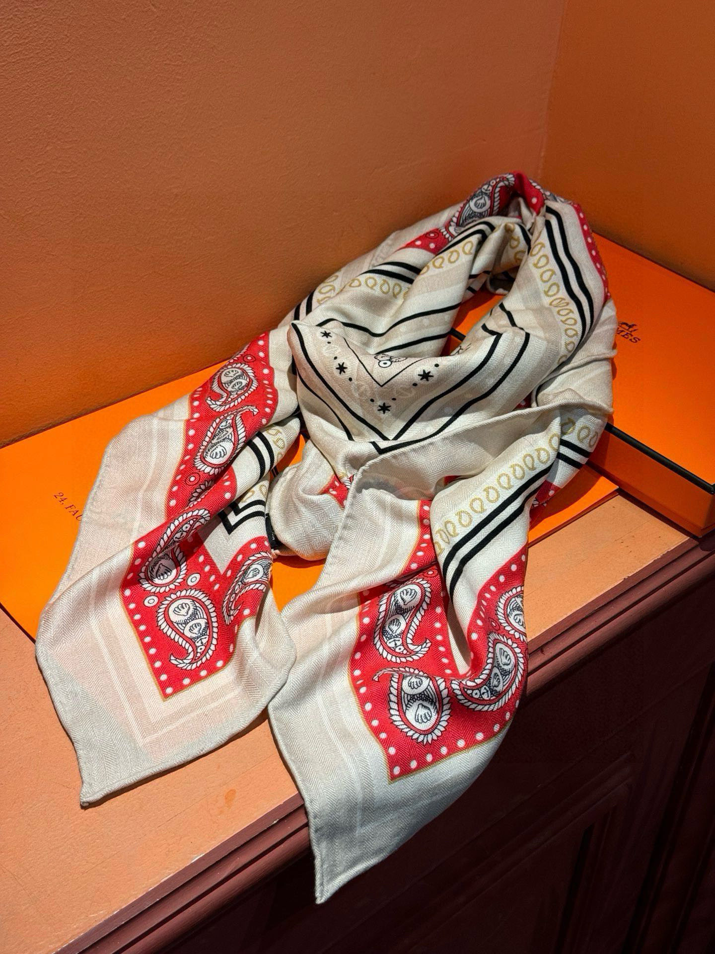 羊绒新款🆕👏👏买了都说好看‼️推荐💕爱马仕双面同色羊绒方巾【水手纹身双面同色140】，顶级工艺超值‼️爱