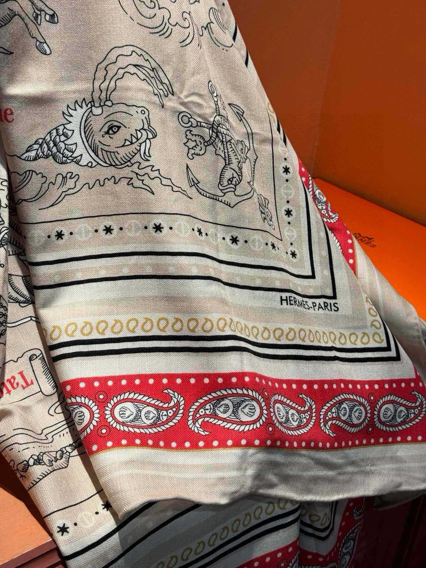 羊绒新款🆕👏👏买了都说好看‼️推荐💕爱马仕双面同色羊绒方巾【水手纹身双面同色140】，顶级工艺超值‼️爱