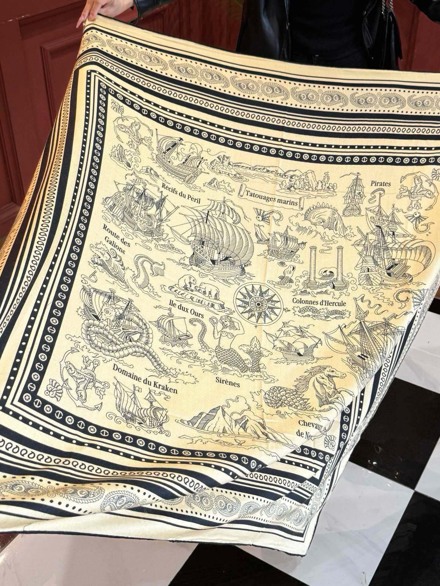 羊绒新款🆕👏👏买了都说好看‼️推荐💕爱马仕双面同色羊绒方巾【水手纹身双面同色140】，顶级工艺超值‼️爱