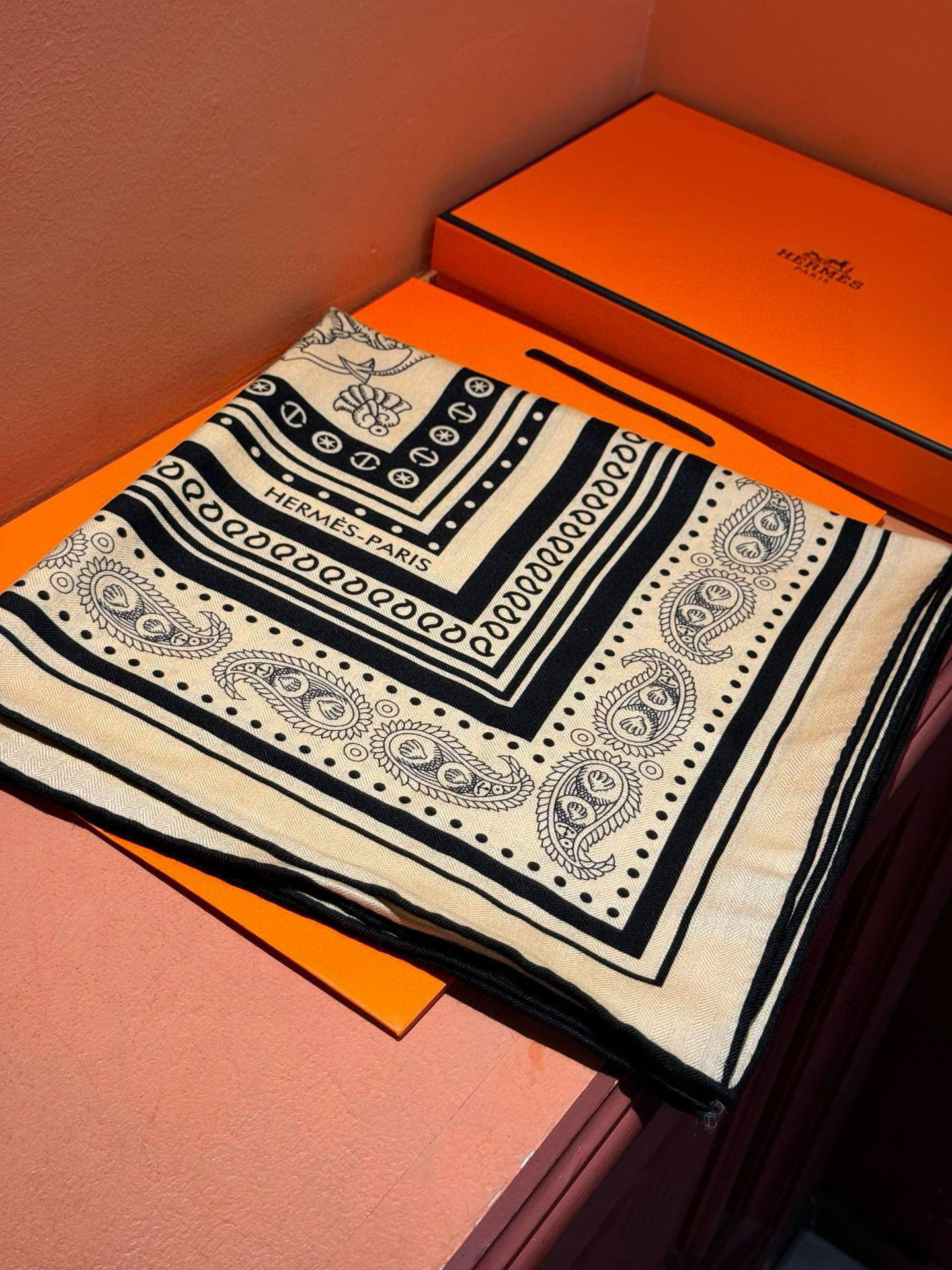 羊绒新款🆕👏👏买了都说好看‼️推荐💕爱马仕双面同色羊绒方巾【水手纹身双面同色140】，顶级工艺超值‼️爱