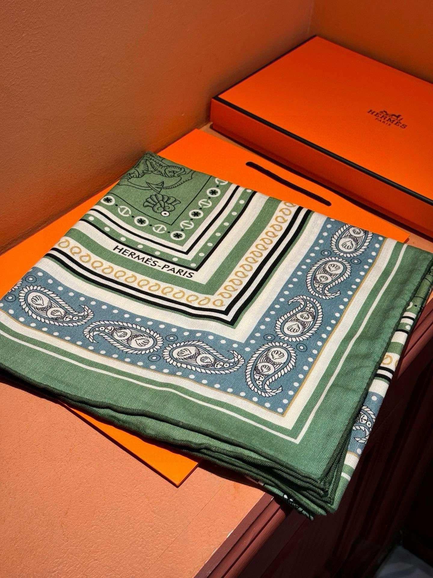 羊绒新款🆕👏👏买了都说好看‼️推荐💕爱马仕双面同色羊绒方巾【水手纹身双面同色140】，顶级工艺超值‼️爱