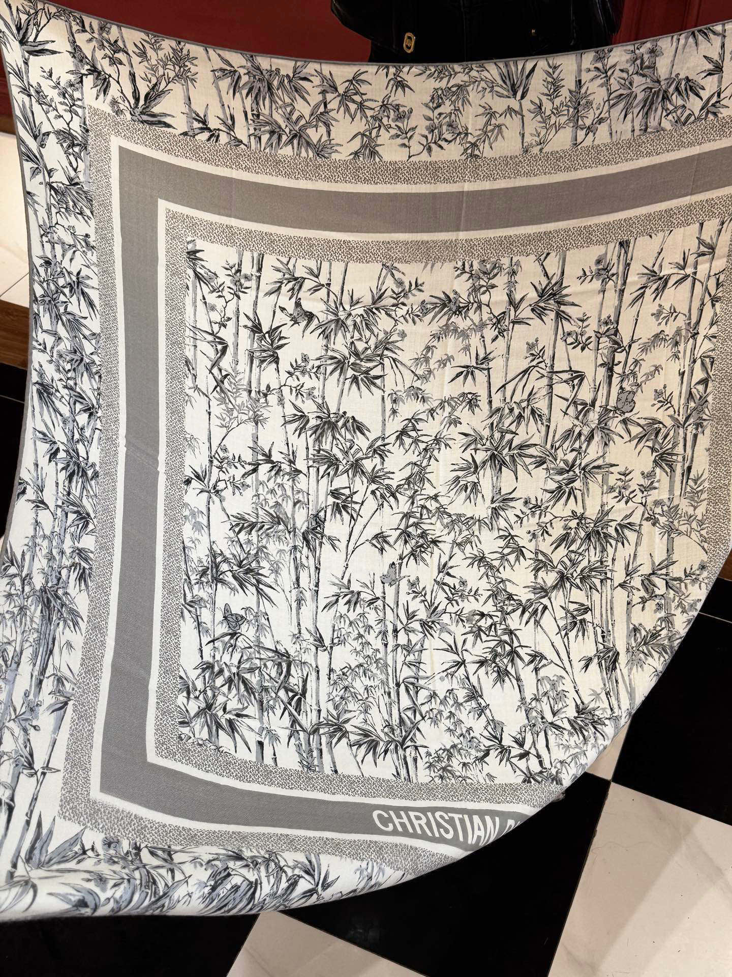 Dior 140丝毛双面同色印花披肩140 厘米丝毛面料多色 Millefiori 图案这款披肩饰以多色