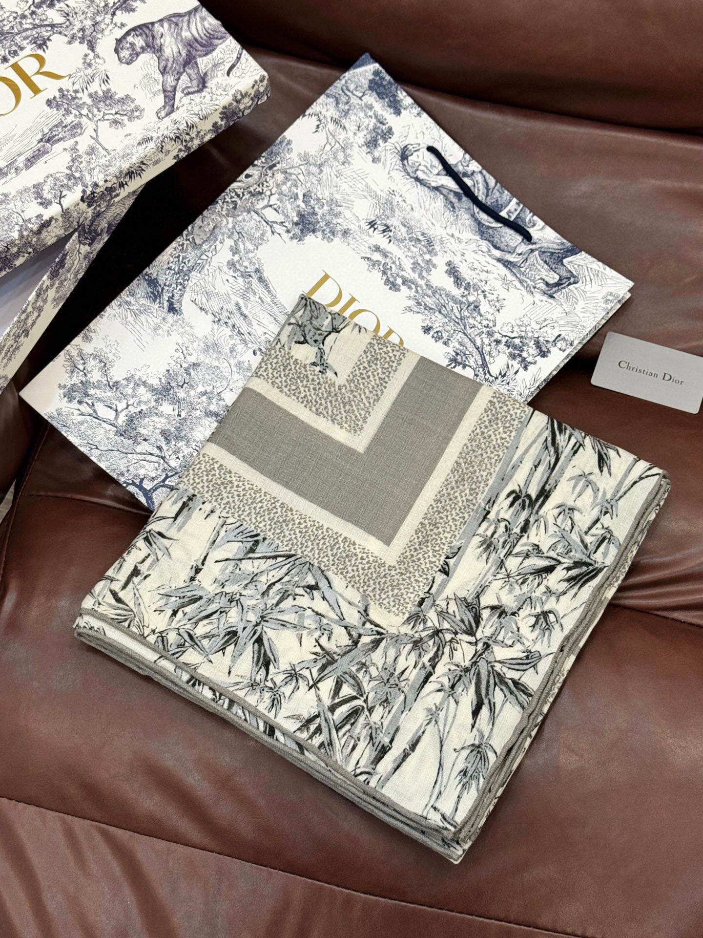 Dior 140丝毛双面同色印花披肩140 厘米丝毛面料多色 Millefiori 图案这款披肩饰以多色