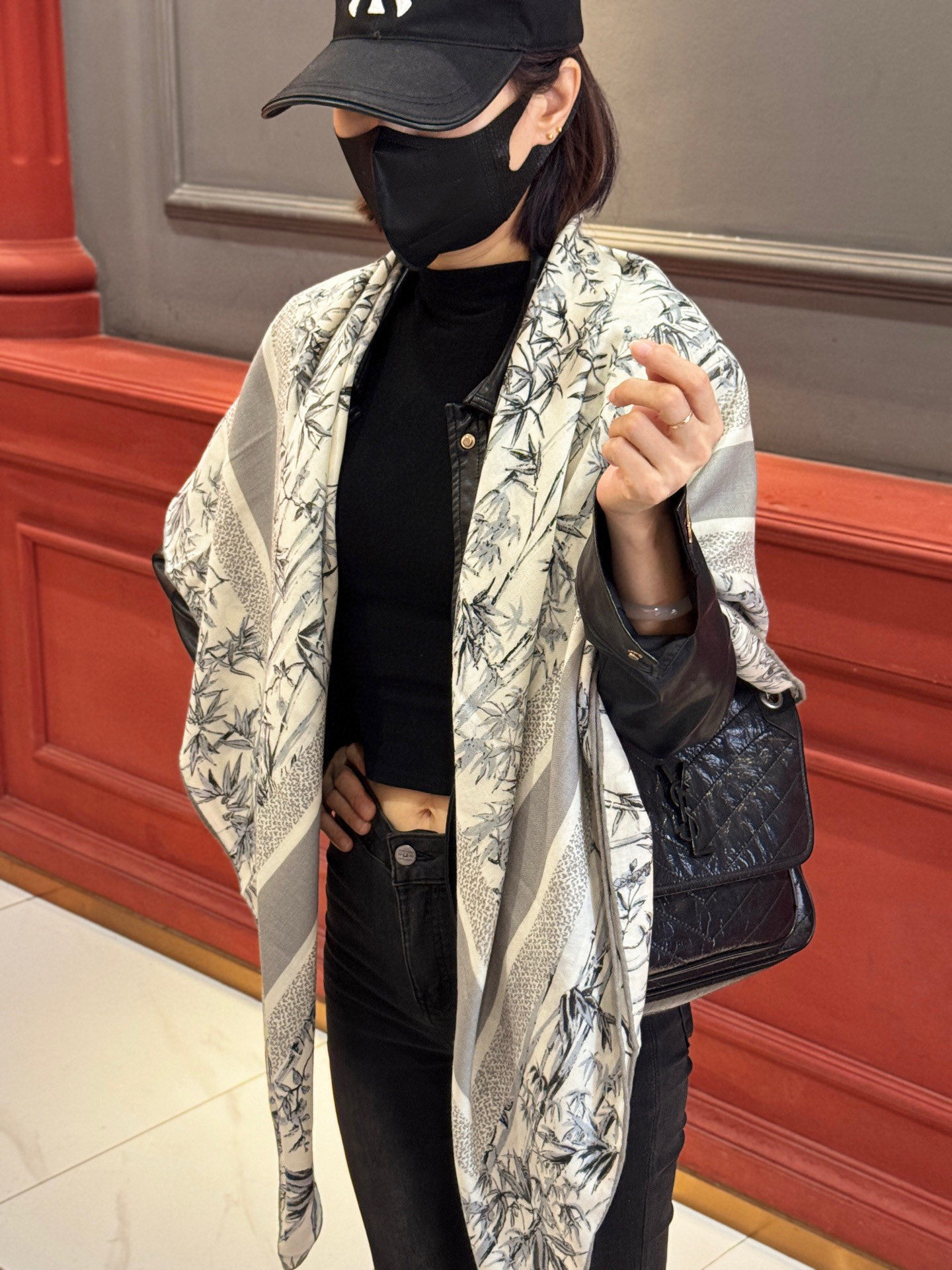 Dior 140丝毛双面同色印花披肩140 厘米丝毛面料多色 Millefiori 图案这款披肩饰以多色